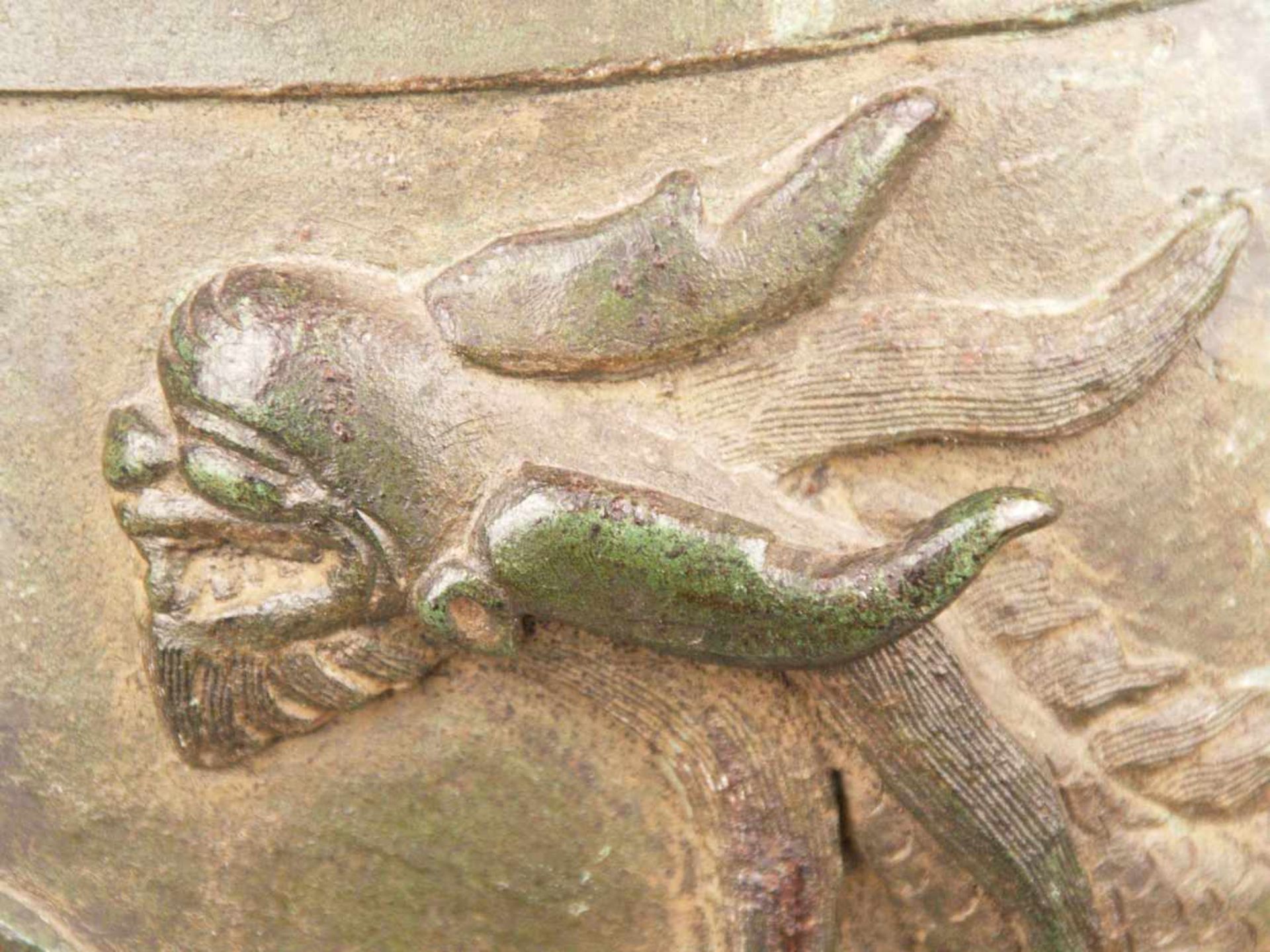 Bronzeglocke - Nordchina, 17.Jh., Bronze grün patiniert, Zylinderform mit runder Öffnung, - Bild 7 aus 10