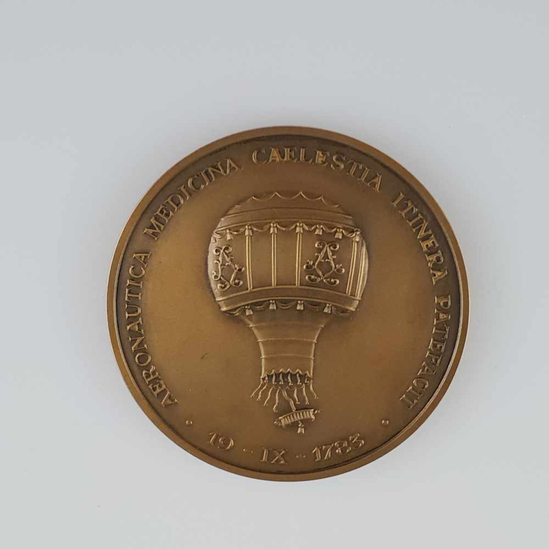 Bronzemedaille der Internationalen Akademie für Luftfahrtmedizin - Bronze, Avers: Relief-Darstellung
