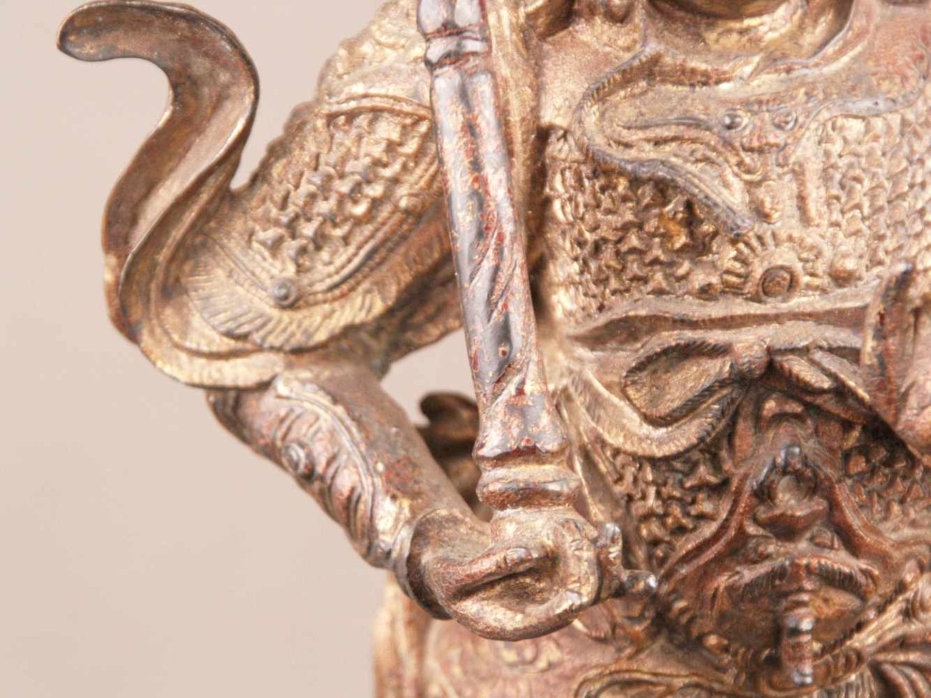 Bronzefigur des Gottes Er-lang Shen - China, Bronze mit Goldlackfassung, in stehender Haltung auf - Bild 7 aus 13