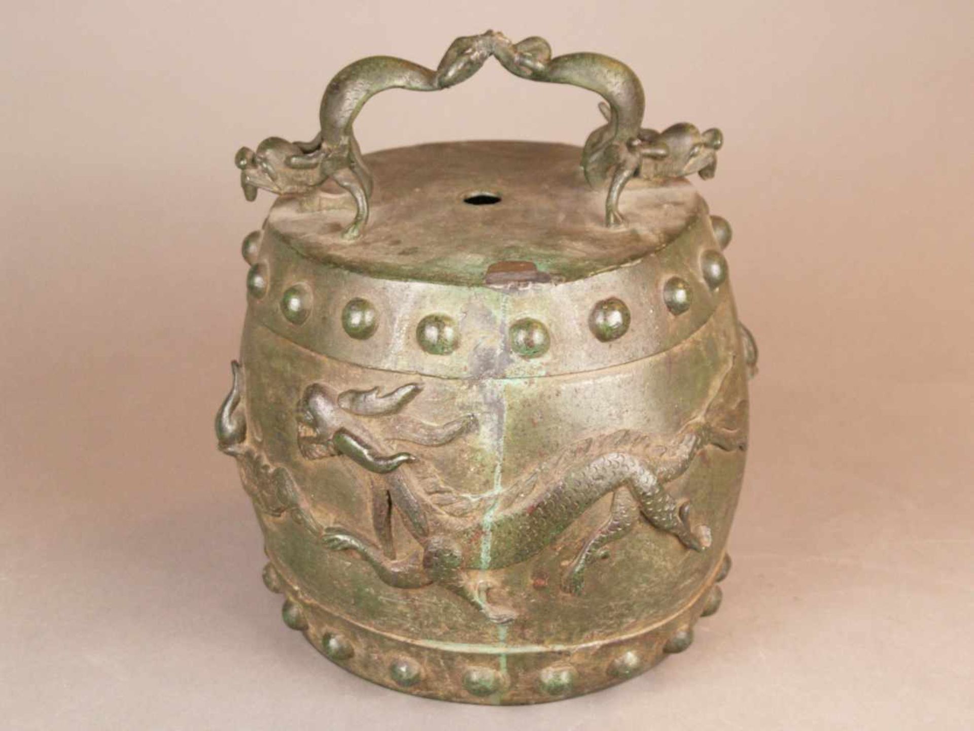 Bronzeglocke - Nordchina, 17.Jh., Bronze grün patiniert, Zylinderform mit runder Öffnung,