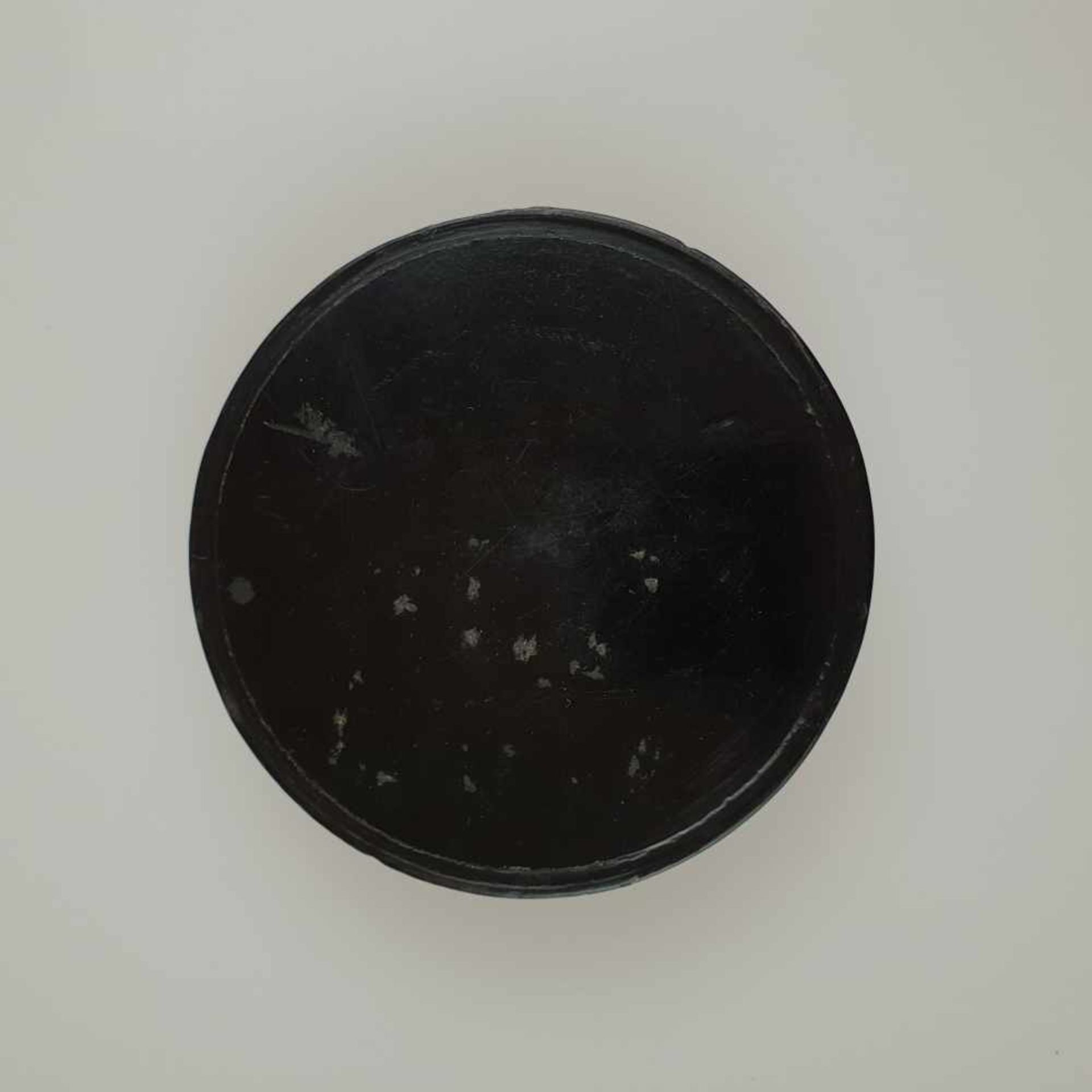 Schnupftabakdose - runde flache Dose, Papiermaché, schwarzer Lackgrund, polychrom bemalt mit " - Bild 5 aus 5
