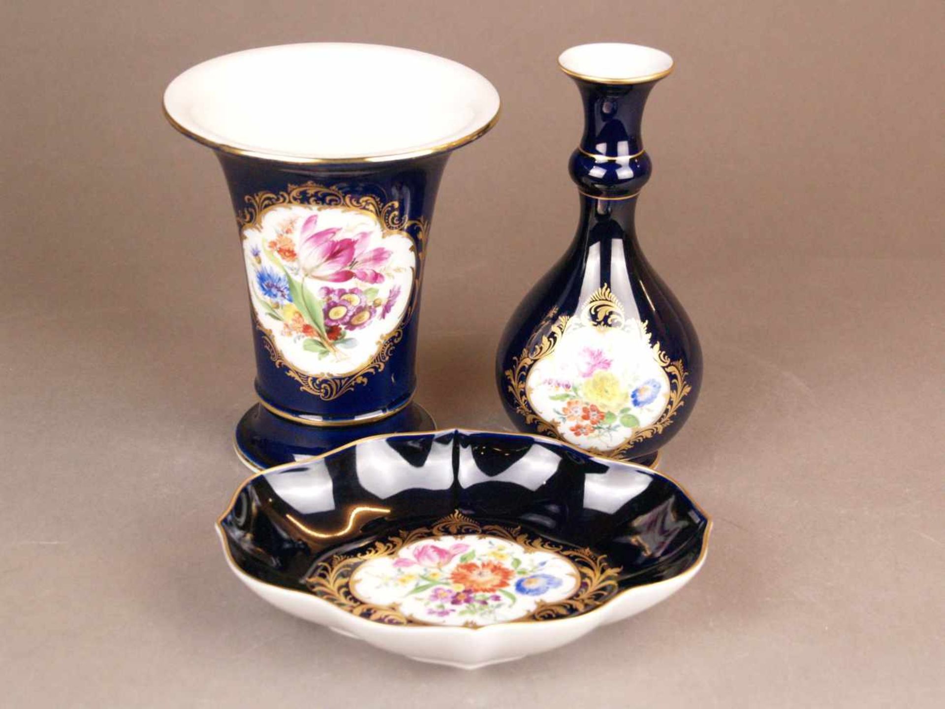 Zwei Vasen und Schale Meissen - unterglasurblaue Schwertermarken, Kobaltblauer Fond, in
