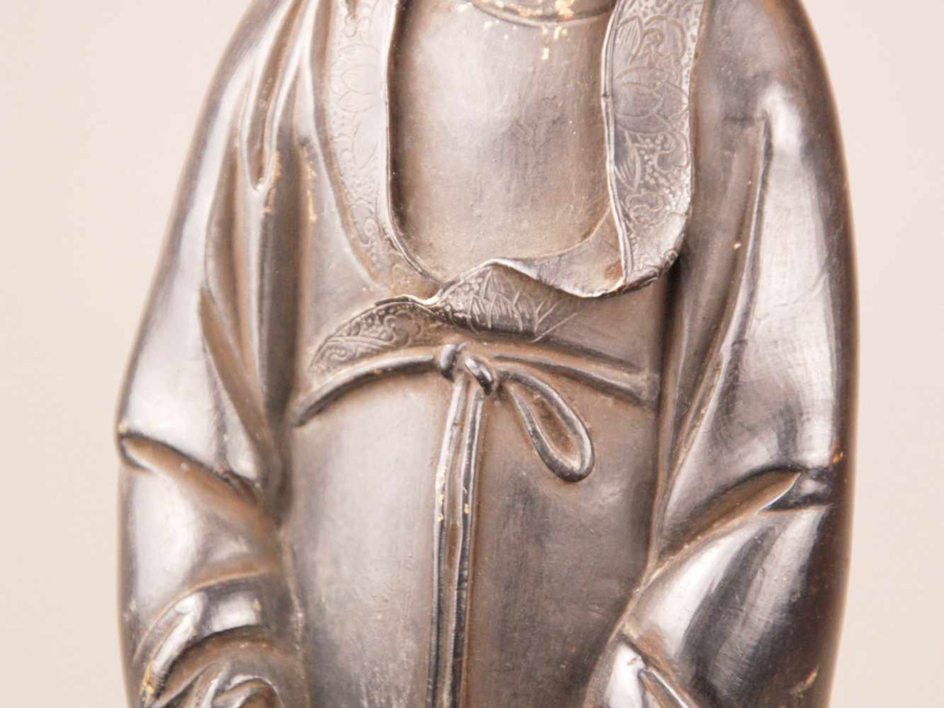 Bronzefigur - China, Bronze mit bräunlicher Patina und wenigen Goldlackresten, Stehende Dame mit - Bild 6 aus 10