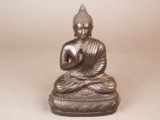 Sitzender Buddha - Bronze, im Diamantsitz auf einem einfachen Lotosockel ruhend, die rechte Hand