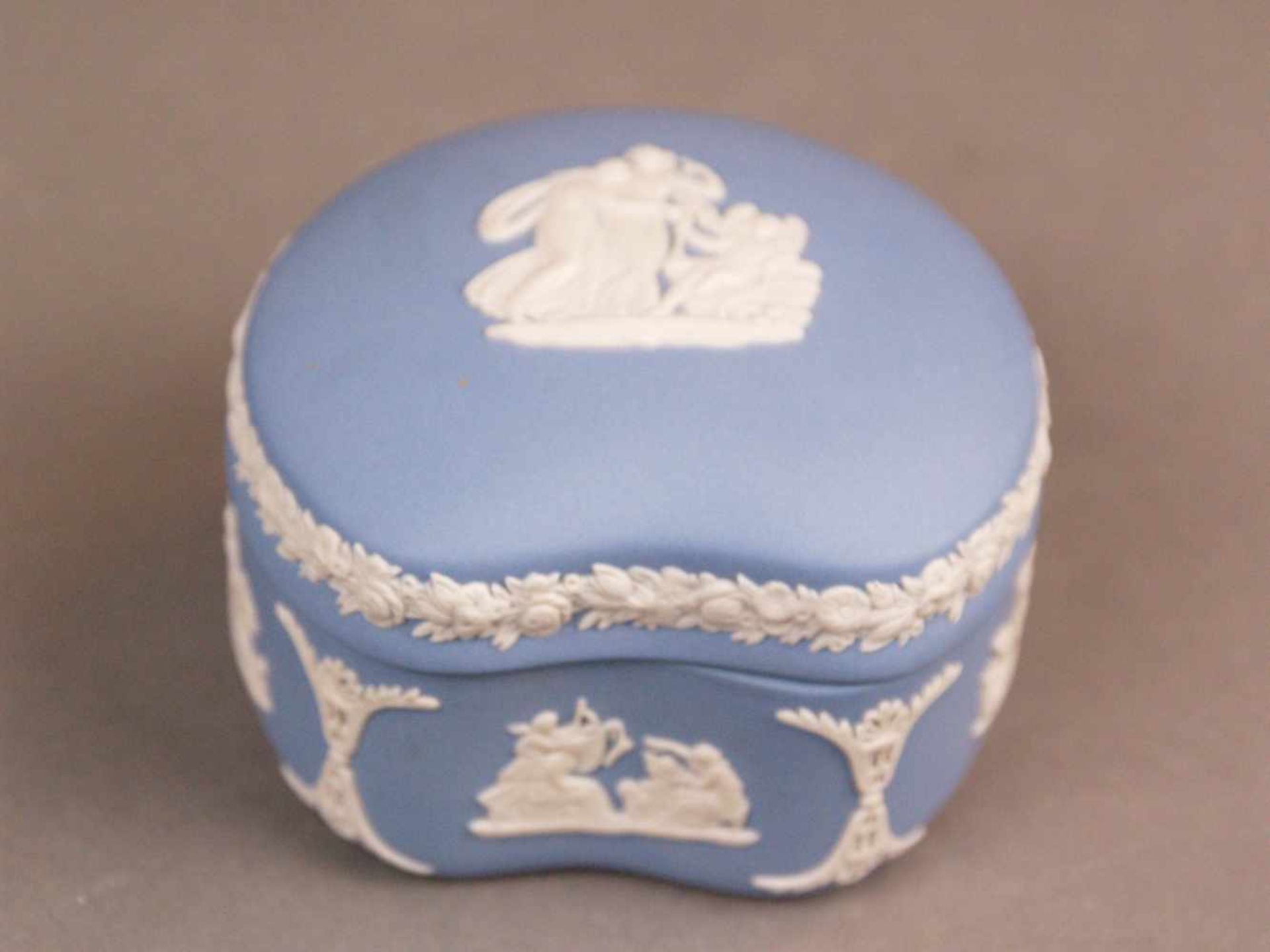 Deckeldose und Wandteller - Wedgwood, England, Jasperware in Wedgwoodblau, weißer Reliefdekor 1x - Bild 3 aus 7