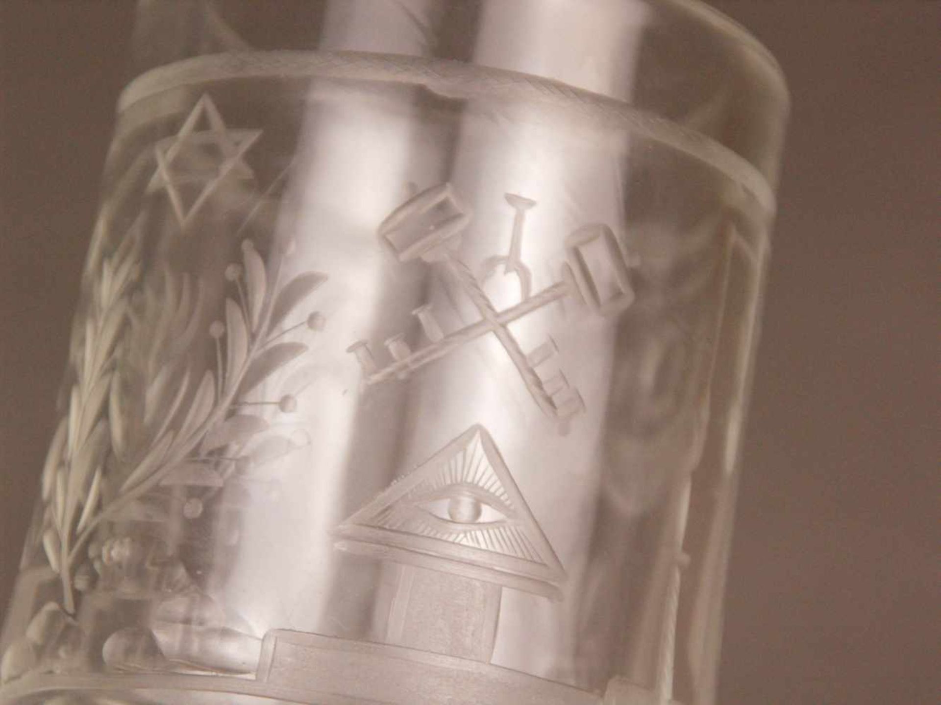 Freimaurerglas - Farbloses Fußglas, 8-passiger Fuß, Wandung matt geschliffen mit Logen- bzw. - Bild 5 aus 8