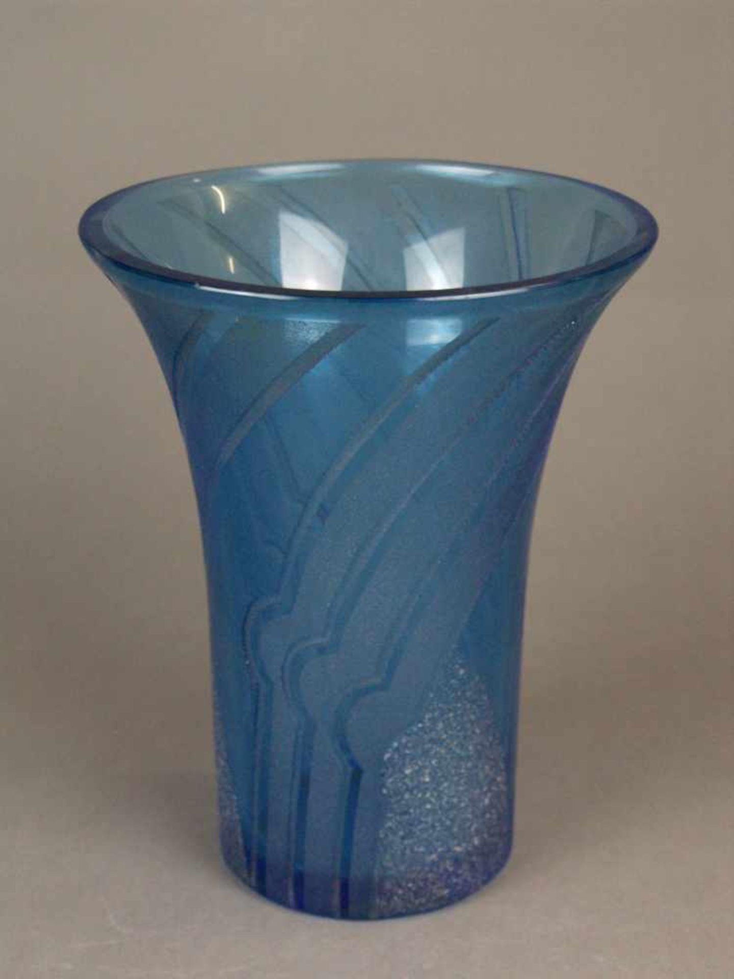 Vase - dickwandige blautönige Glasvase, zylindrischer Korpus mit ausladender Mündung, umlaufender