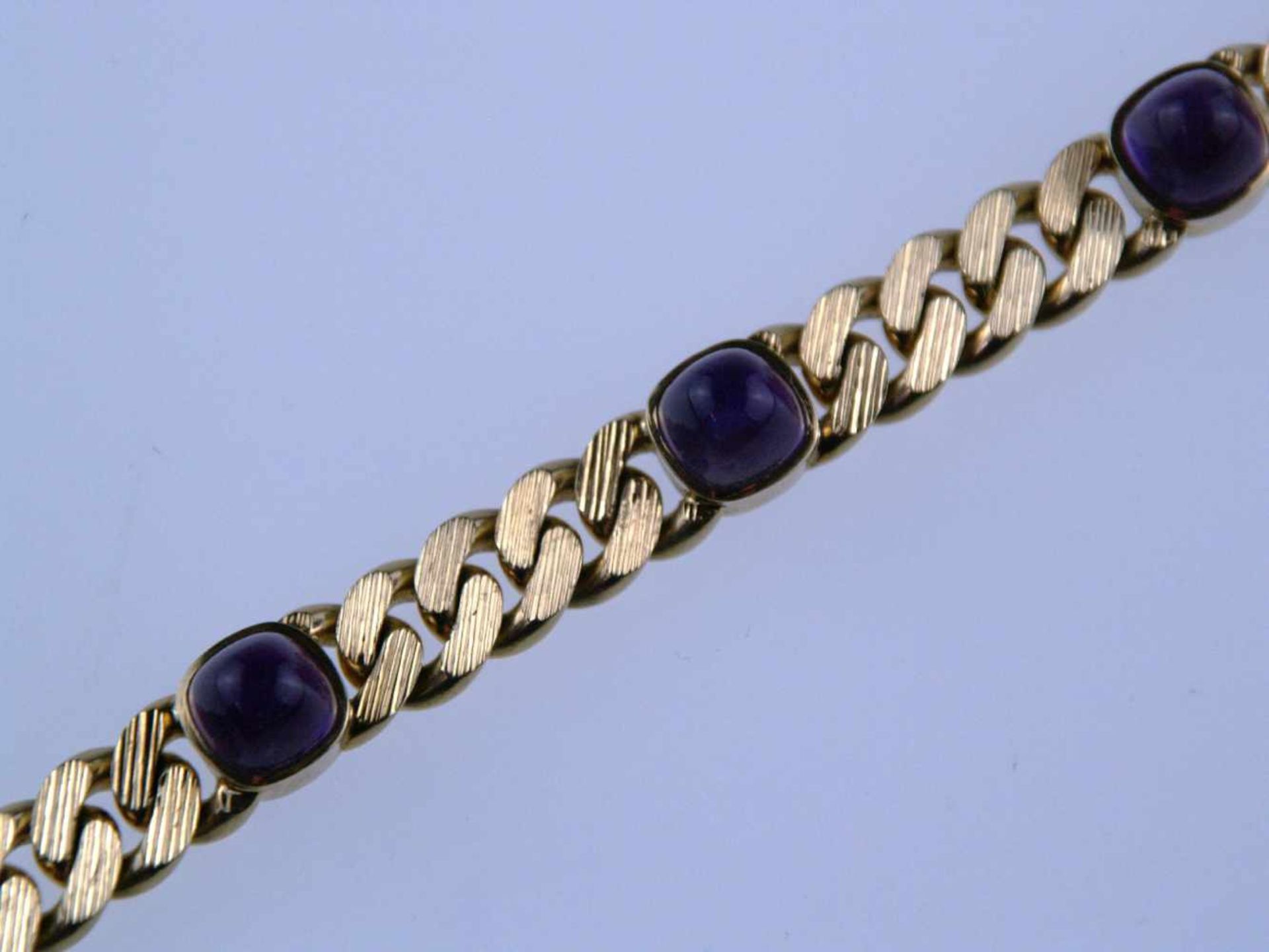 Amethyst-Gliederarmband - schwere Panzerkette mit 5 Amethyst-Cabochons,GG gestempelt 750,L.ca.20, - Bild 2 aus 4