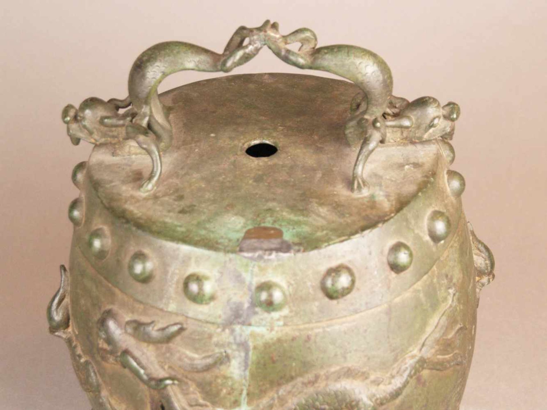 Bronzeglocke - Nordchina, 17.Jh., Bronze grün patiniert, Zylinderform mit runder Öffnung, - Bild 2 aus 10