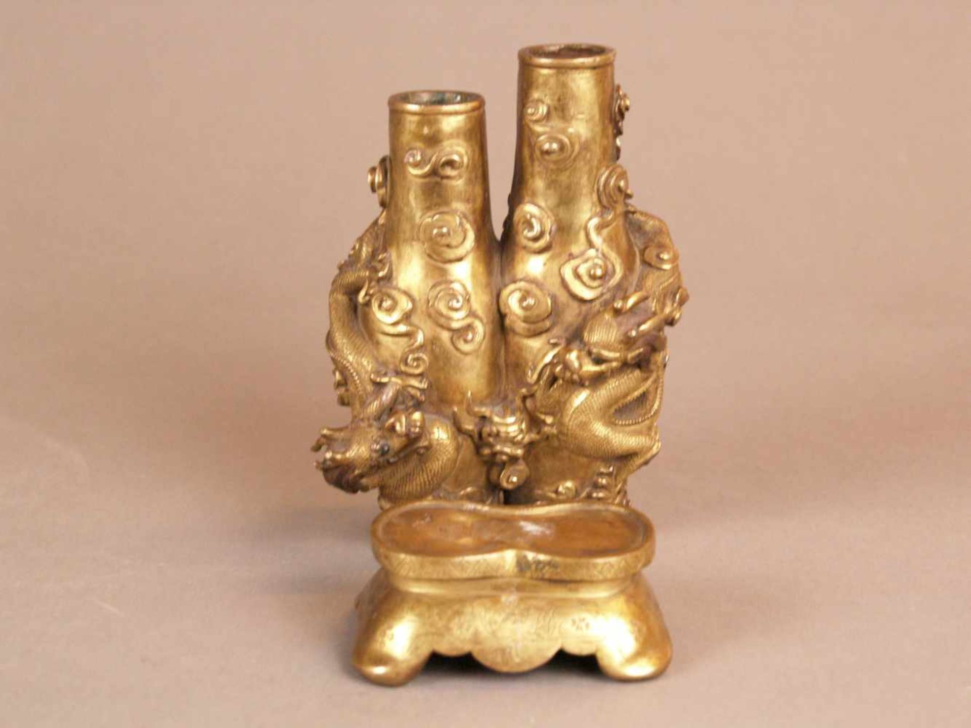 Prunkvolle Doppel-Vase - China, Qing-Dynastie, 19.Jh.,feiner Bronzeguss mit Vergoldung, zwei - Bild 3 aus 10