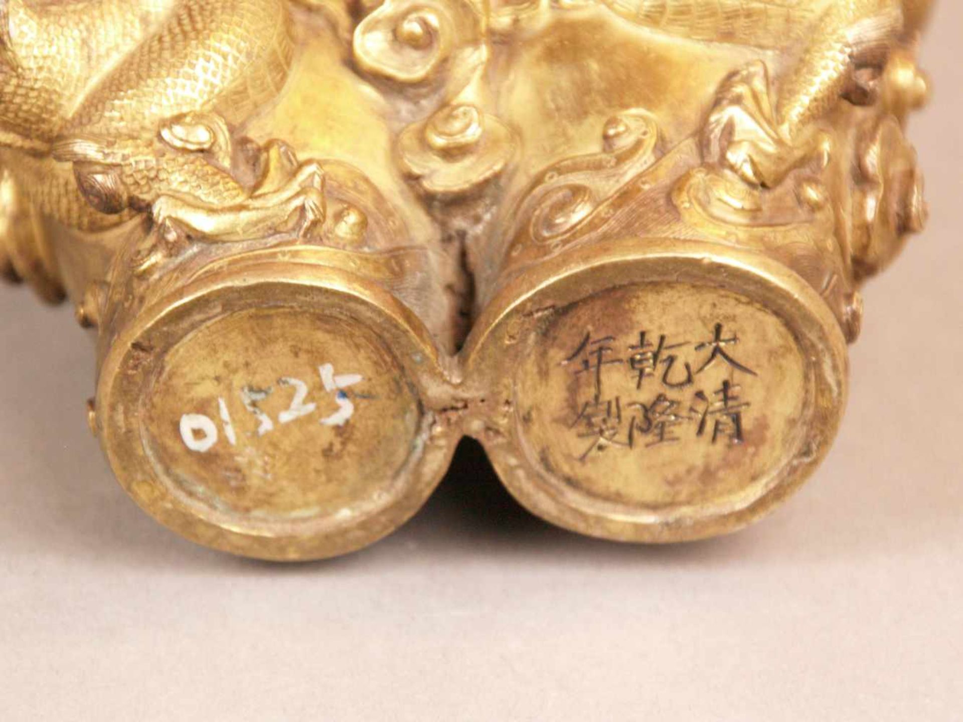 Prunkvolle Doppel-Vase - China, Qing-Dynastie, 19.Jh.,feiner Bronzeguss mit Vergoldung, zwei - Bild 8 aus 10