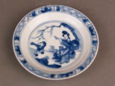 Tellerchen mit Figuren in Landschaft - China, Qing-Dynastie, unterglasurblauer Dekor: im Spiegel