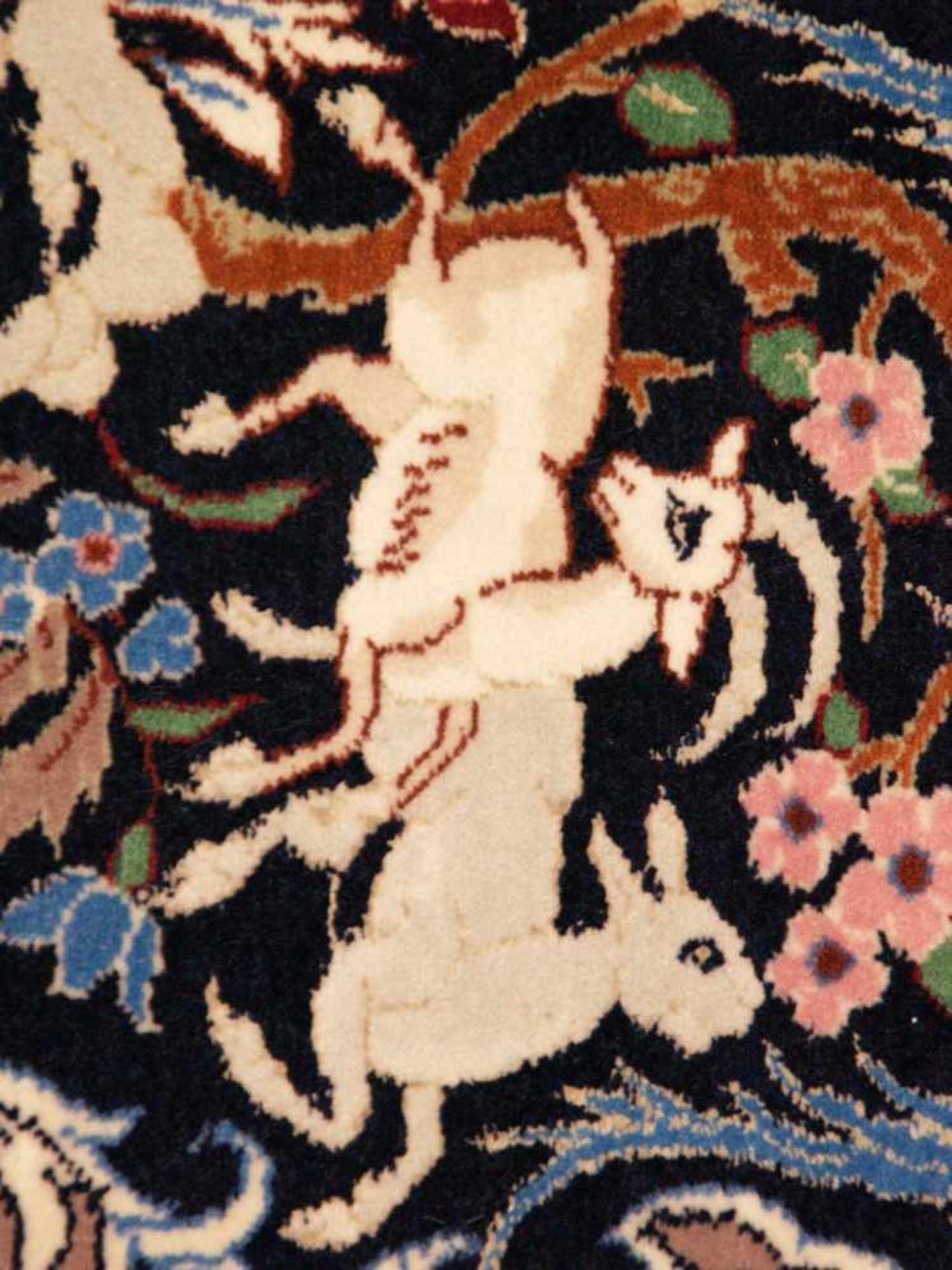Orientteppich - Wolle und Seide, blaugrundig, zentrale florale Kartusche, gerahmt von Vögeln, - Bild 4 aus 11