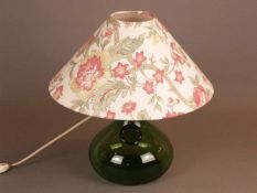 Tischlampe - grüne gebauchte Glasflasche als Lampenfuß, Stoffschirm mit floralem Dekor mit blühenden