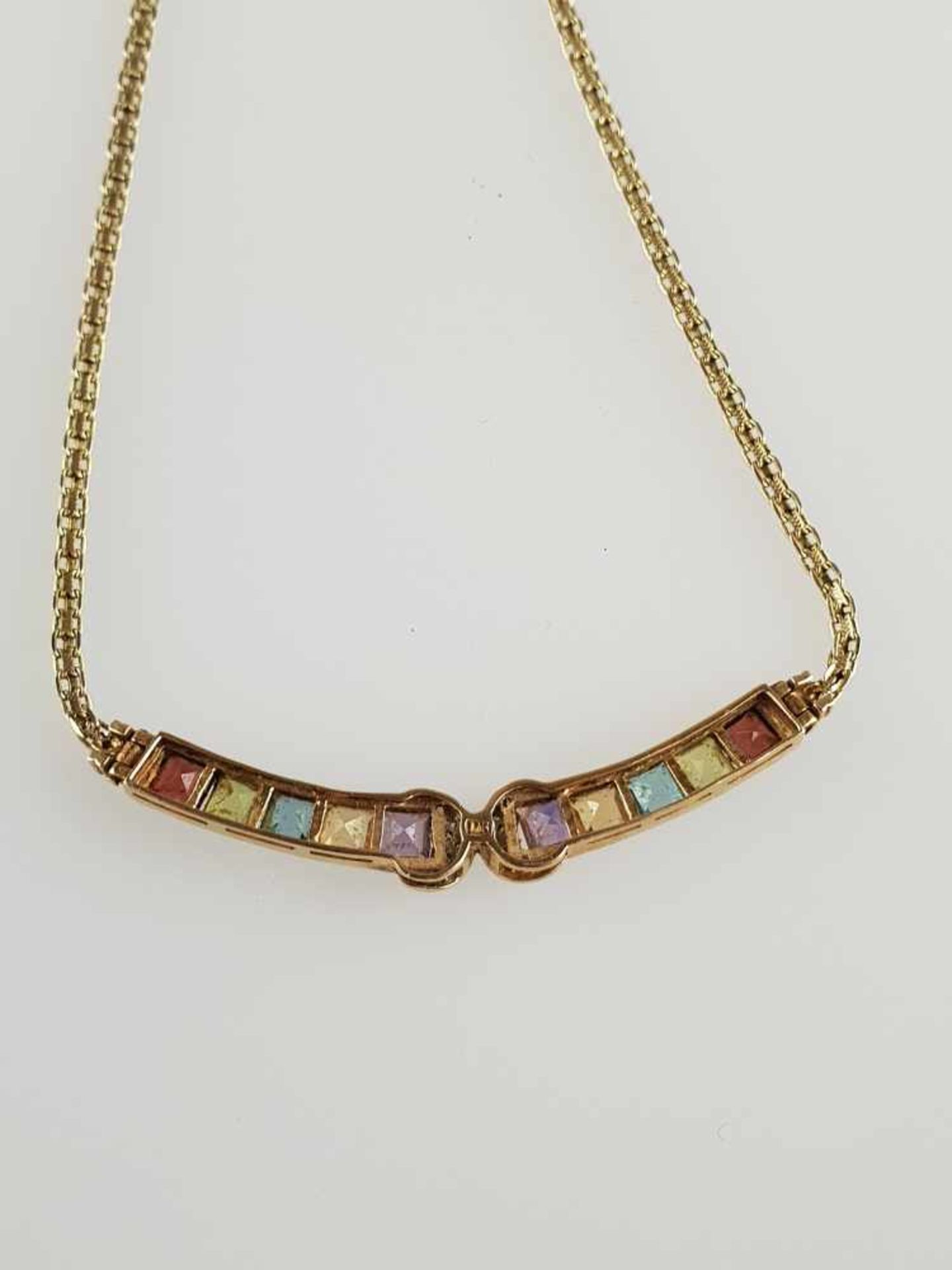 Regenbogen-Collier - 14Kt.-Gelbgold, mittig 10 facettierte Farbsteine im Carréeschliff (ca.3,5x5mm), - Bild 4 aus 4