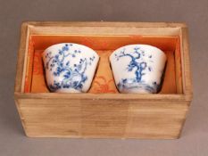 Paar filigrane Blauweiß-Koppchen - China, Gegenstücke zweier Porzellanschälchen mit ansteigender