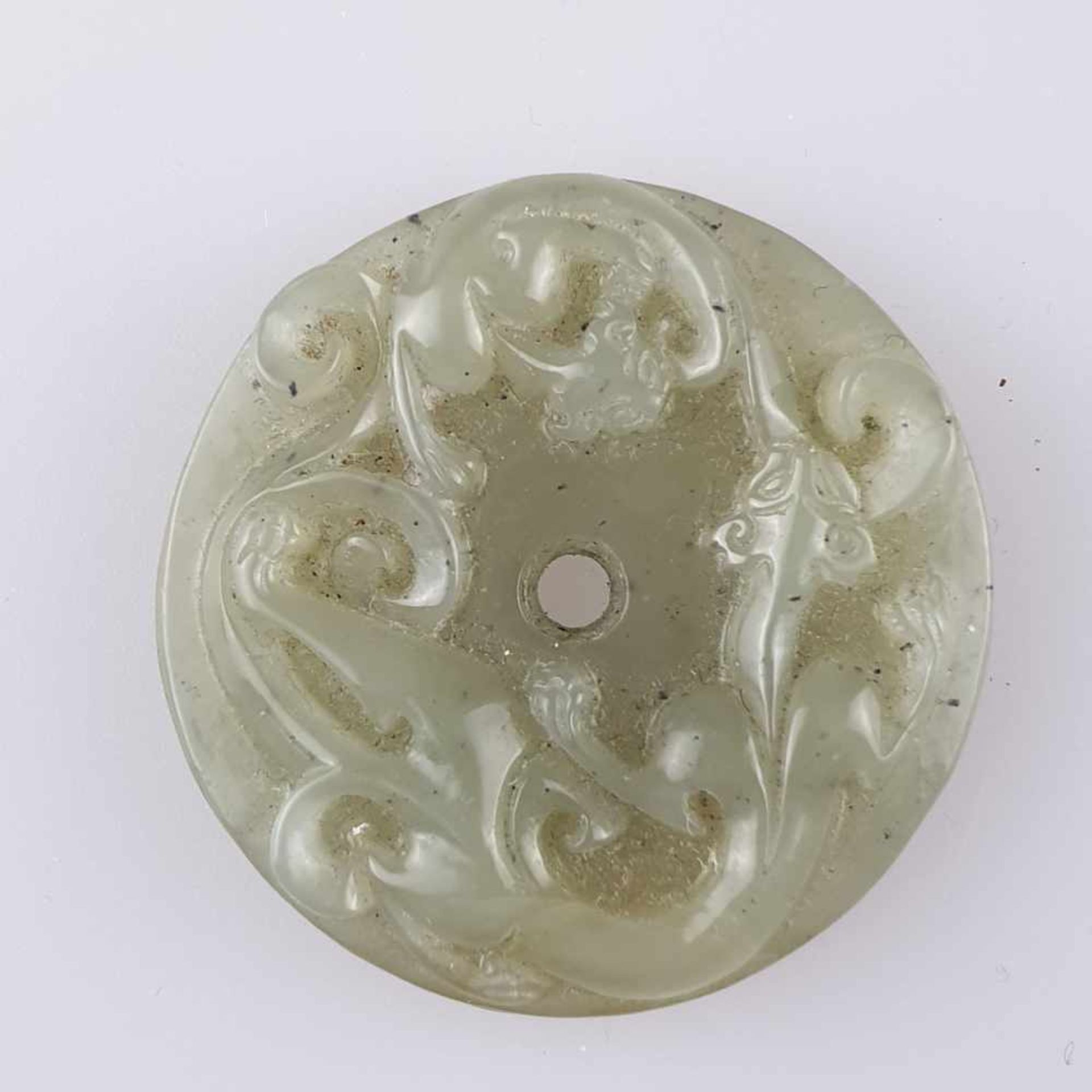 Bi-Scheibe - seladongrüne Nephritjade, beschnitzt mit zwei drachenartigen Pixiu,Dm.ca.4,7cm, Gewicht