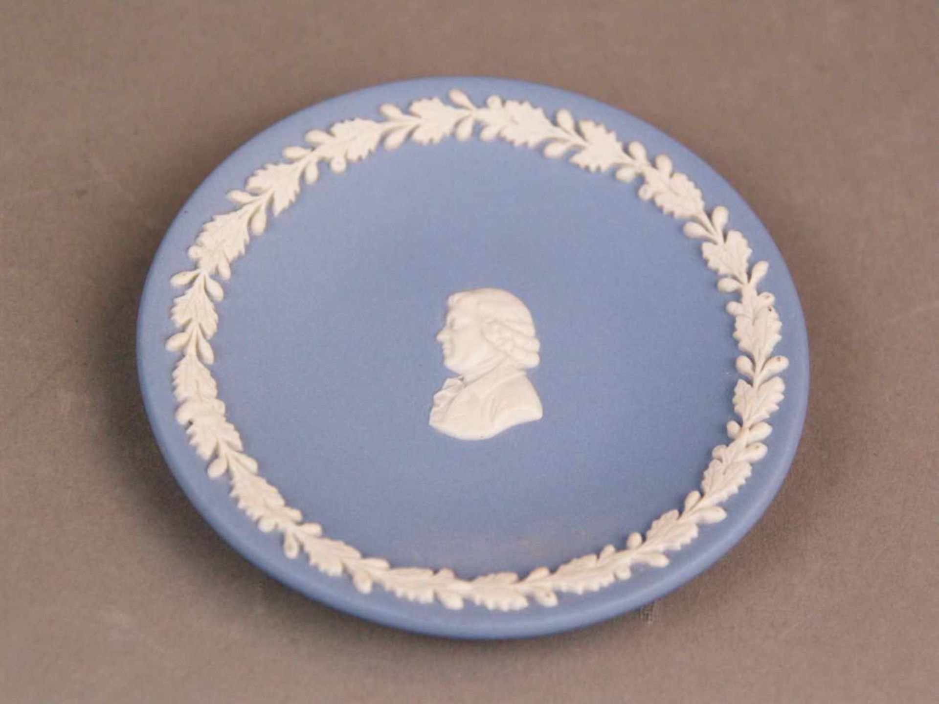 Deckeldose und Wandteller - Wedgwood, England, Jasperware in Wedgwoodblau, weißer Reliefdekor 1x - Bild 2 aus 7