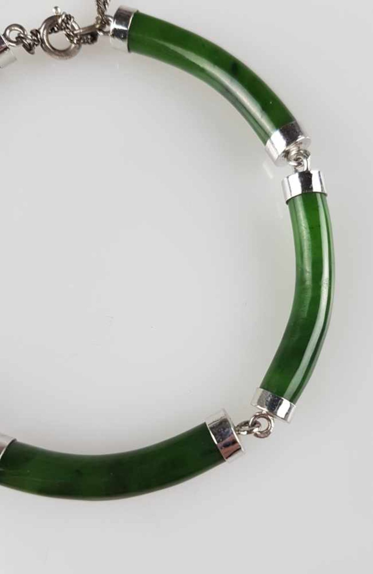 Jade-Gliederarmband - mit 5 Gliedern aus polierter grüner Jade in Metallfassungen, Metallverschluss, - Bild 2 aus 2