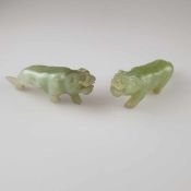 Paar Miniaturfiguren: Schleichende Tiger - China, 20.Jh., seladonfarbener Jade-Onyx vollrund