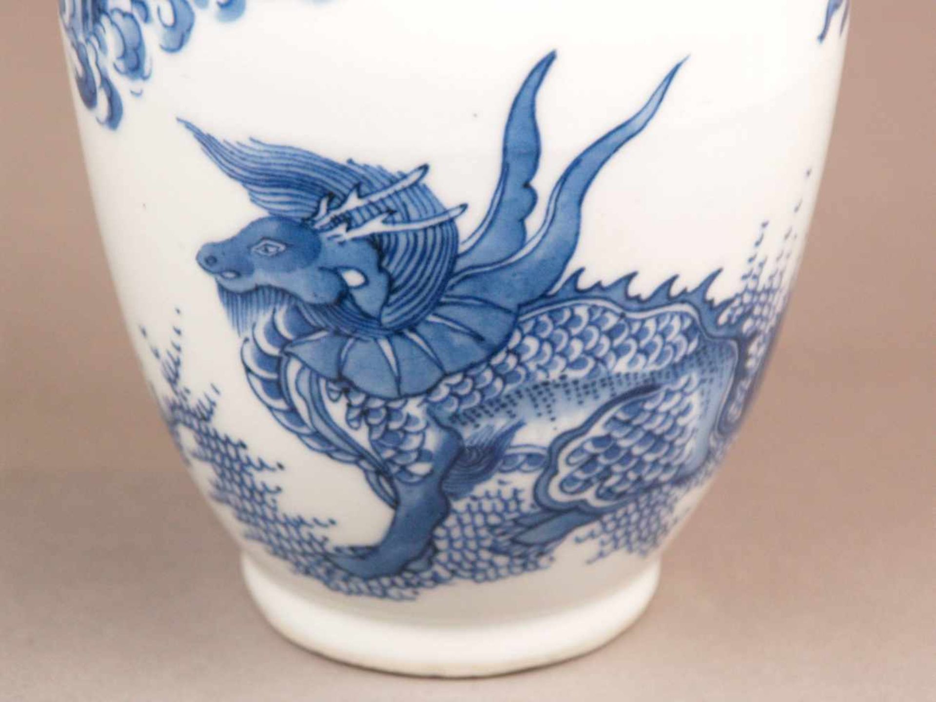 Blau-Weiß-Deckelvase - China, Balustervase mit flachem Steckdeckel, auf Wandung und Deckel - Bild 5 aus 10