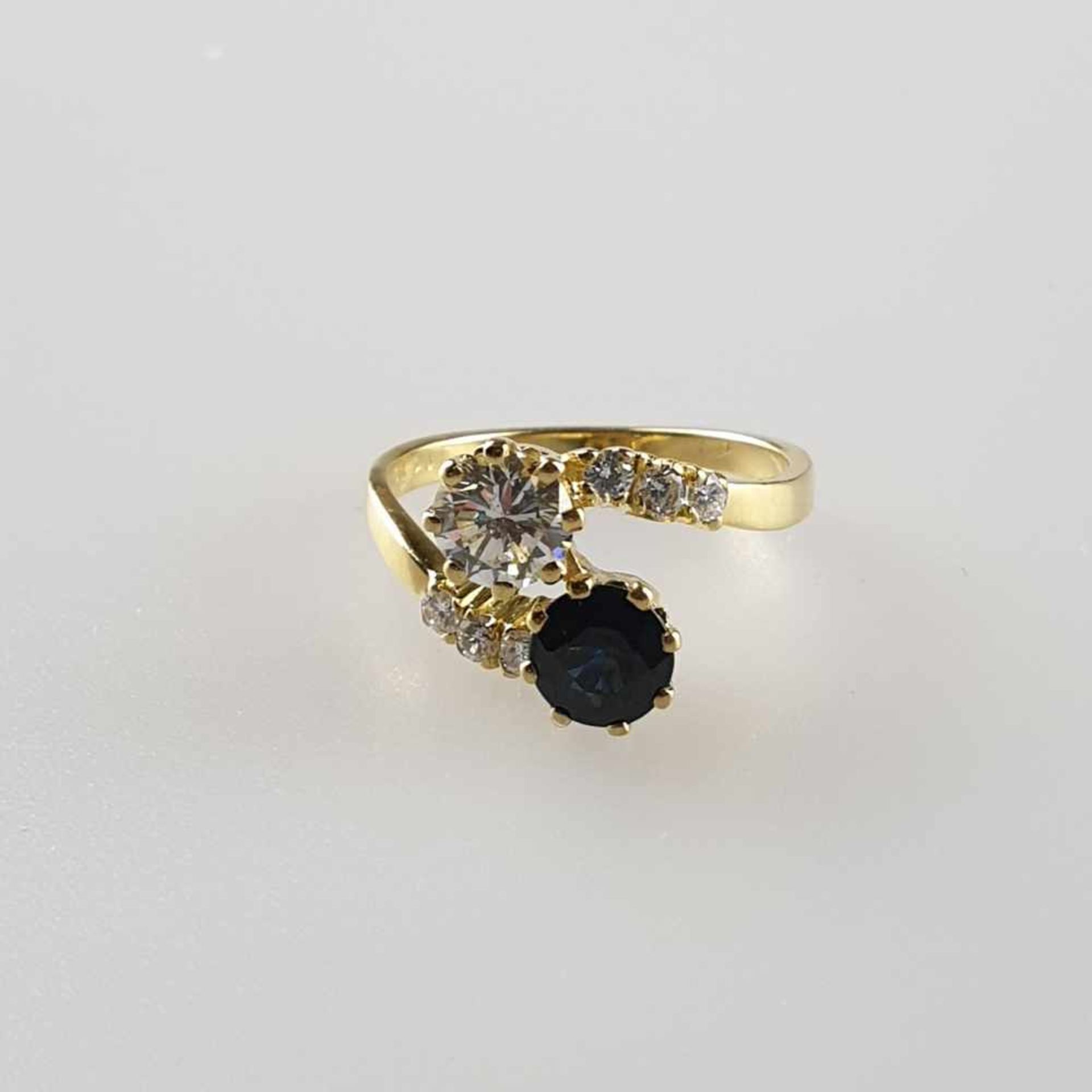 Diamant-Saphir-Ring - Gelbgold 750/000, besetzt mit einem Diamant in Brillantschliff von ca.0,45ct. - Bild 2 aus 5