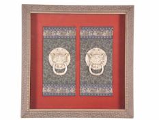 Paar Türklopfer im Objektkasten - China/Tibet, runde Form, mittig reliefierte Wächterlöwenköpfe,