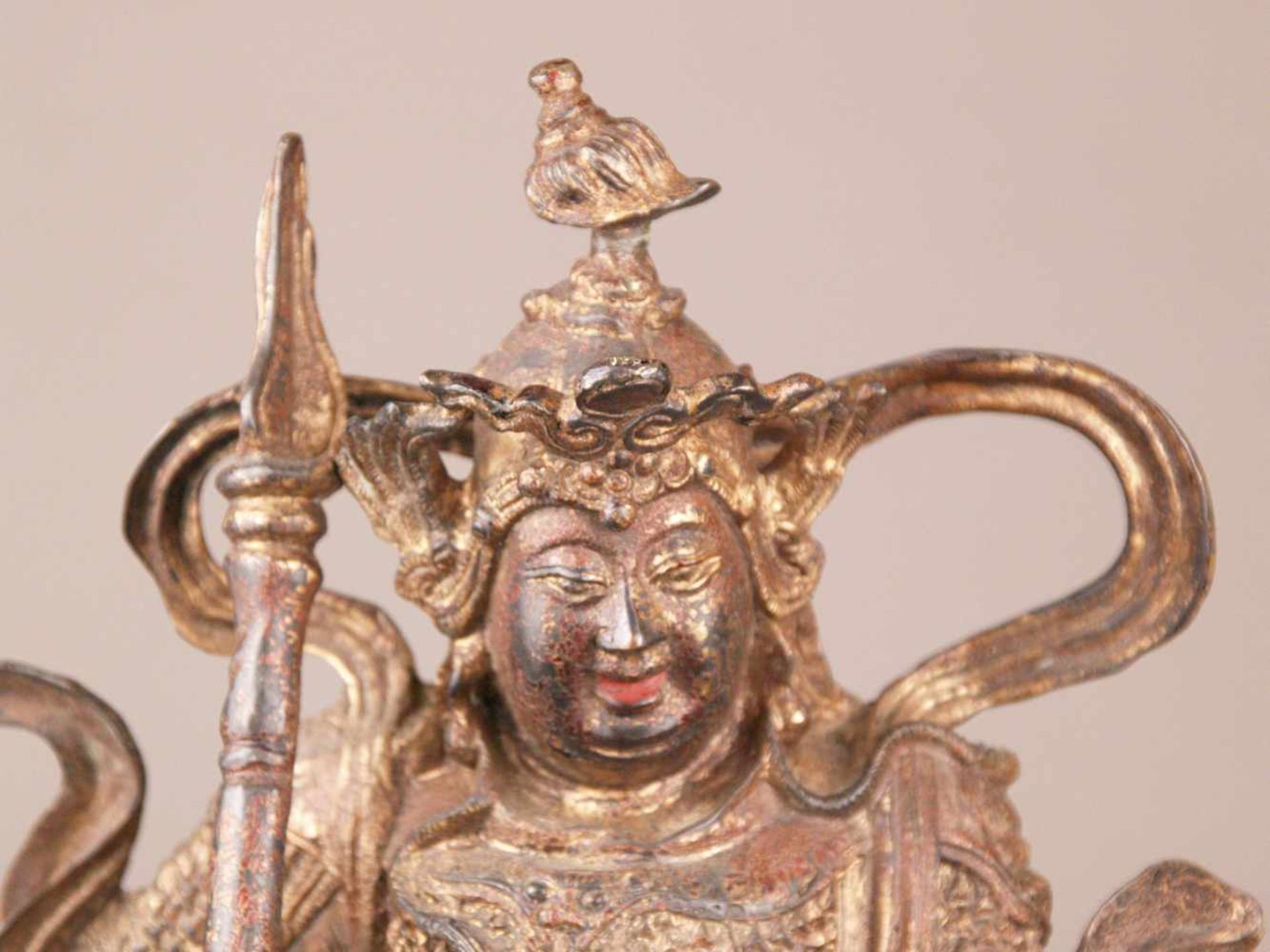 Bronzefigur des Gottes Er-lang Shen - China, Bronze mit Goldlackfassung, in stehender Haltung auf - Bild 4 aus 13