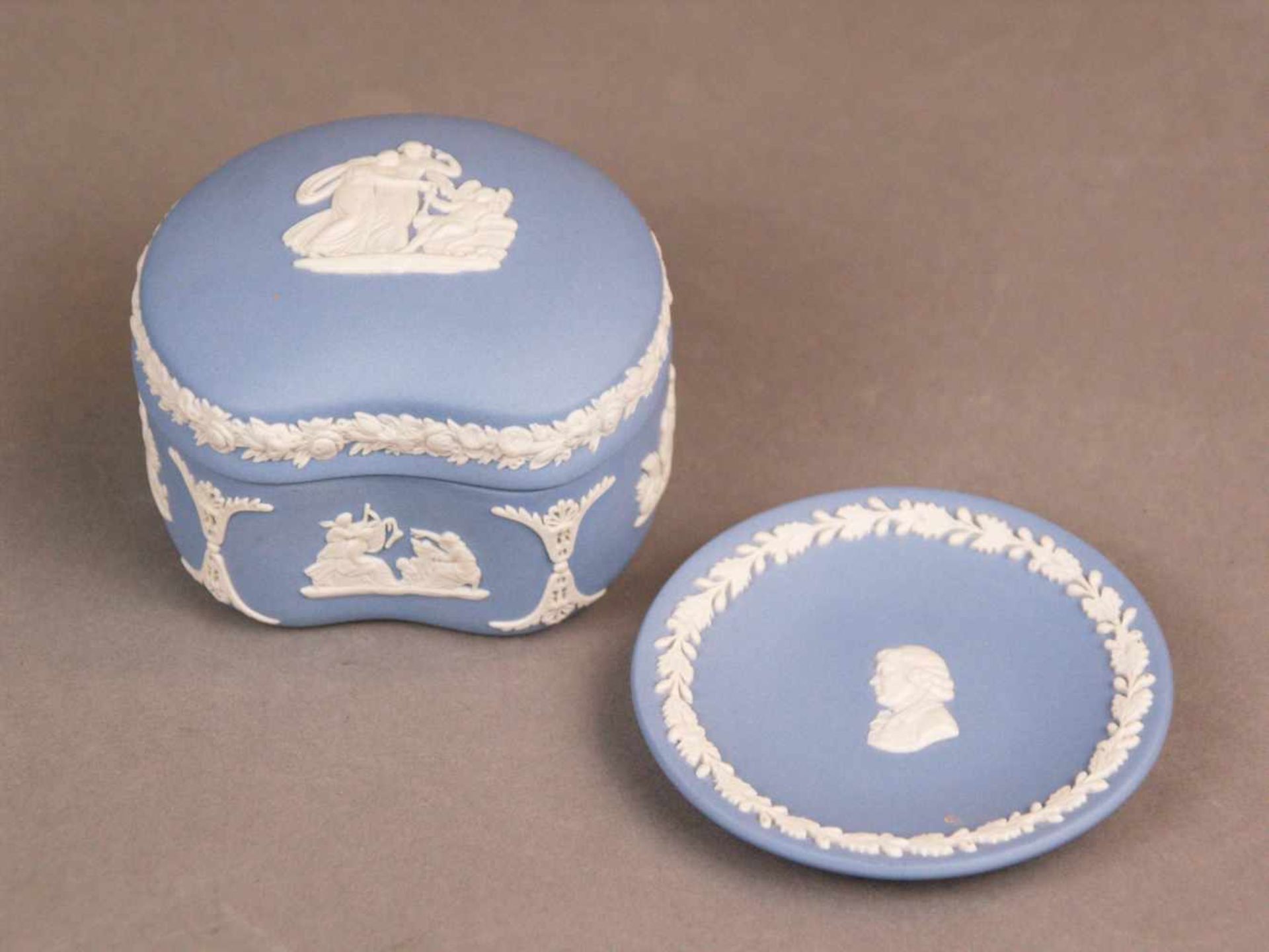 Deckeldose und Wandteller - Wedgwood, England, Jasperware in Wedgwoodblau, weißer Reliefdekor 1x