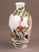 Balustervase - China 20.Jh., Porzellan mit polychromem Aufglasurdekor, schauseitig Darstellung eines