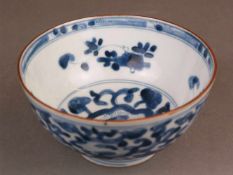 Porzellanschale - China, Qing-Dynastie, runde gemuldete Form auf Standring, innen und außen