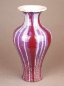 Vase mit Flambé-Glasur - China 19./20. Jh., gebaucht balusterförmige Vase mit ausgestellter Mündung,