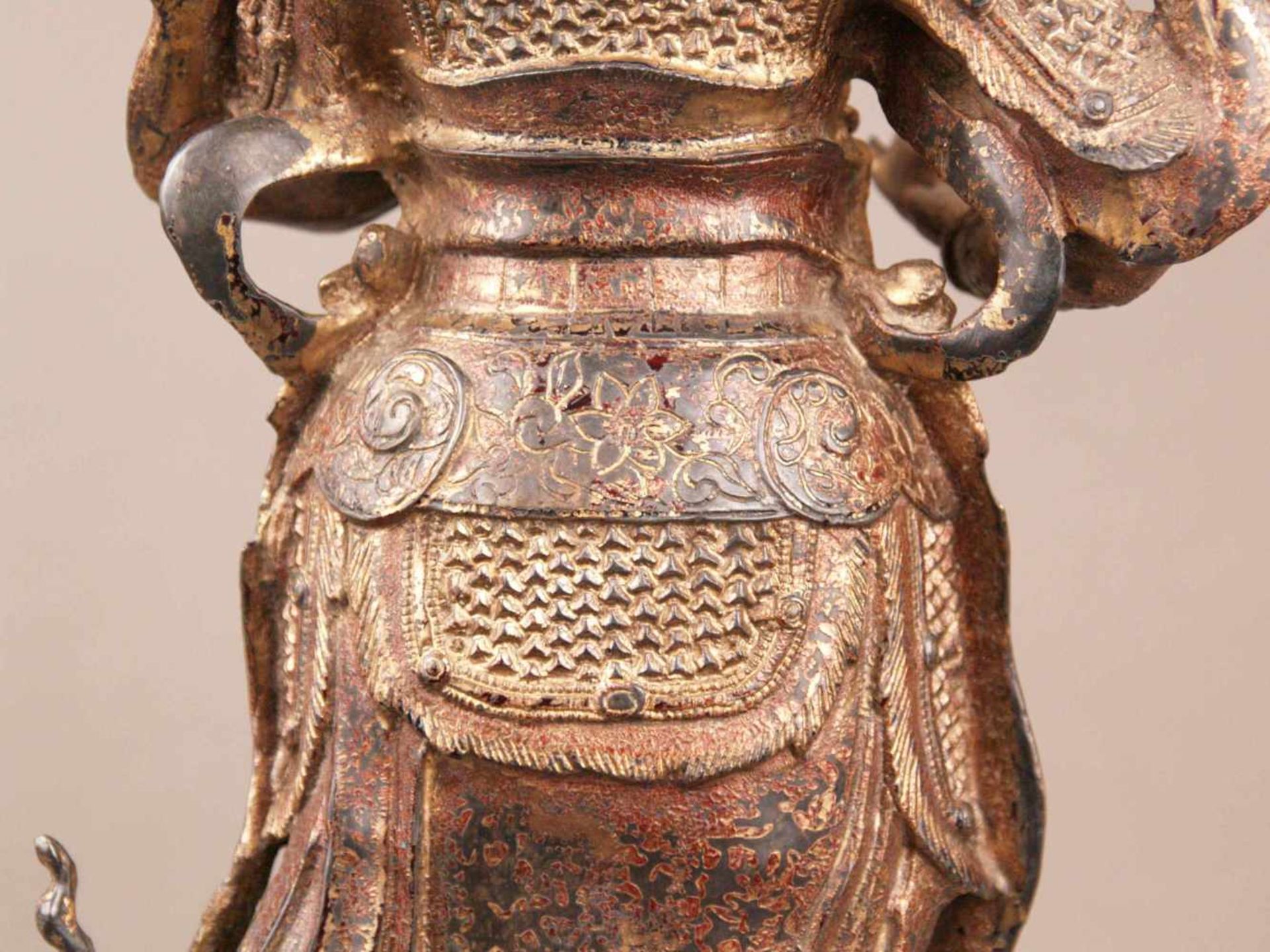 Bronzefigur des Gottes Er-lang Shen - China, Bronze mit Goldlackfassung, in stehender Haltung auf - Bild 12 aus 13