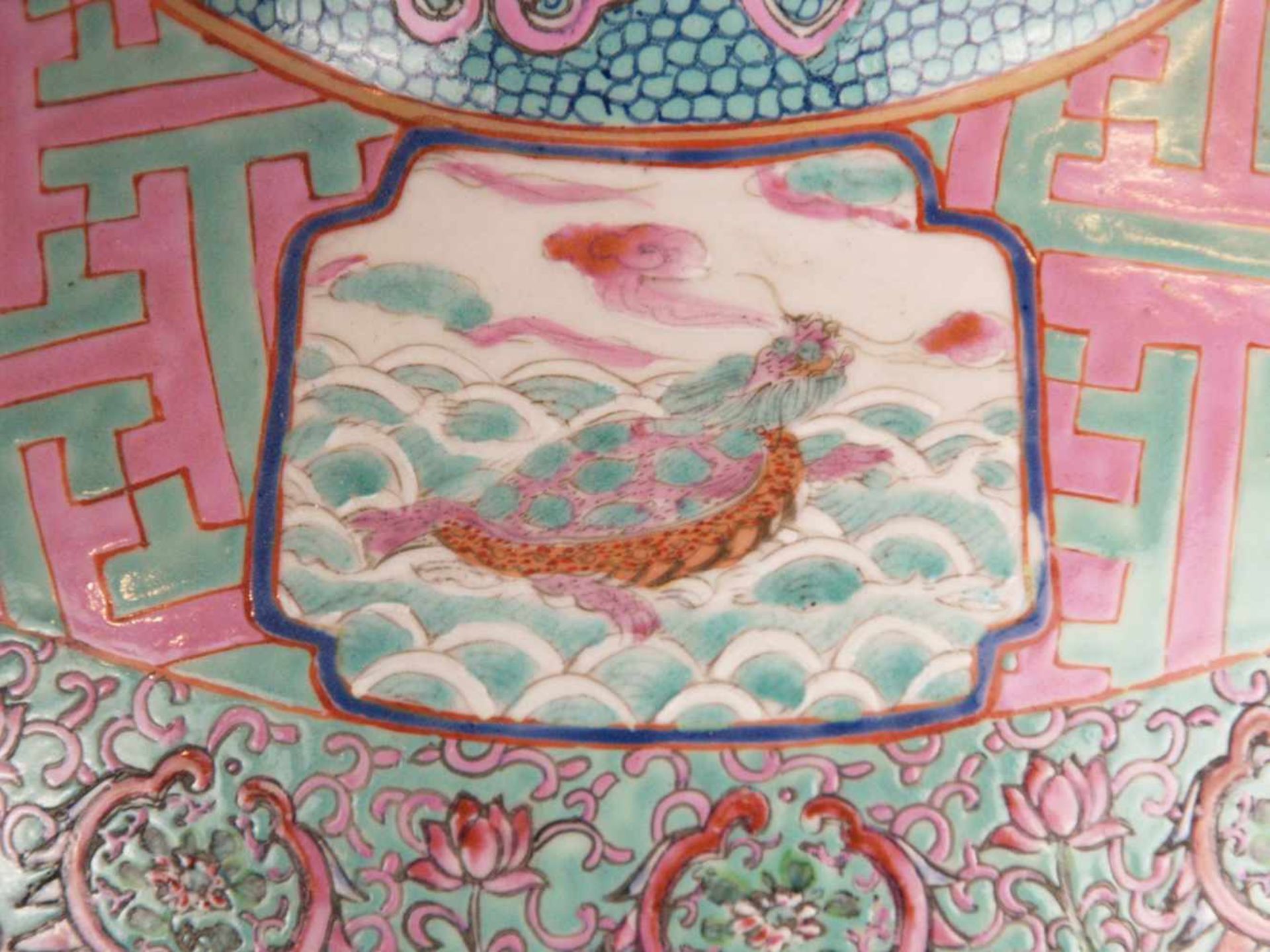 Paar Bodenvasen - China 20.Jh.,Tian qiu ping-Typus, üppiger Dekor in polychromen Emailfarben, auf - Bild 7 aus 15
