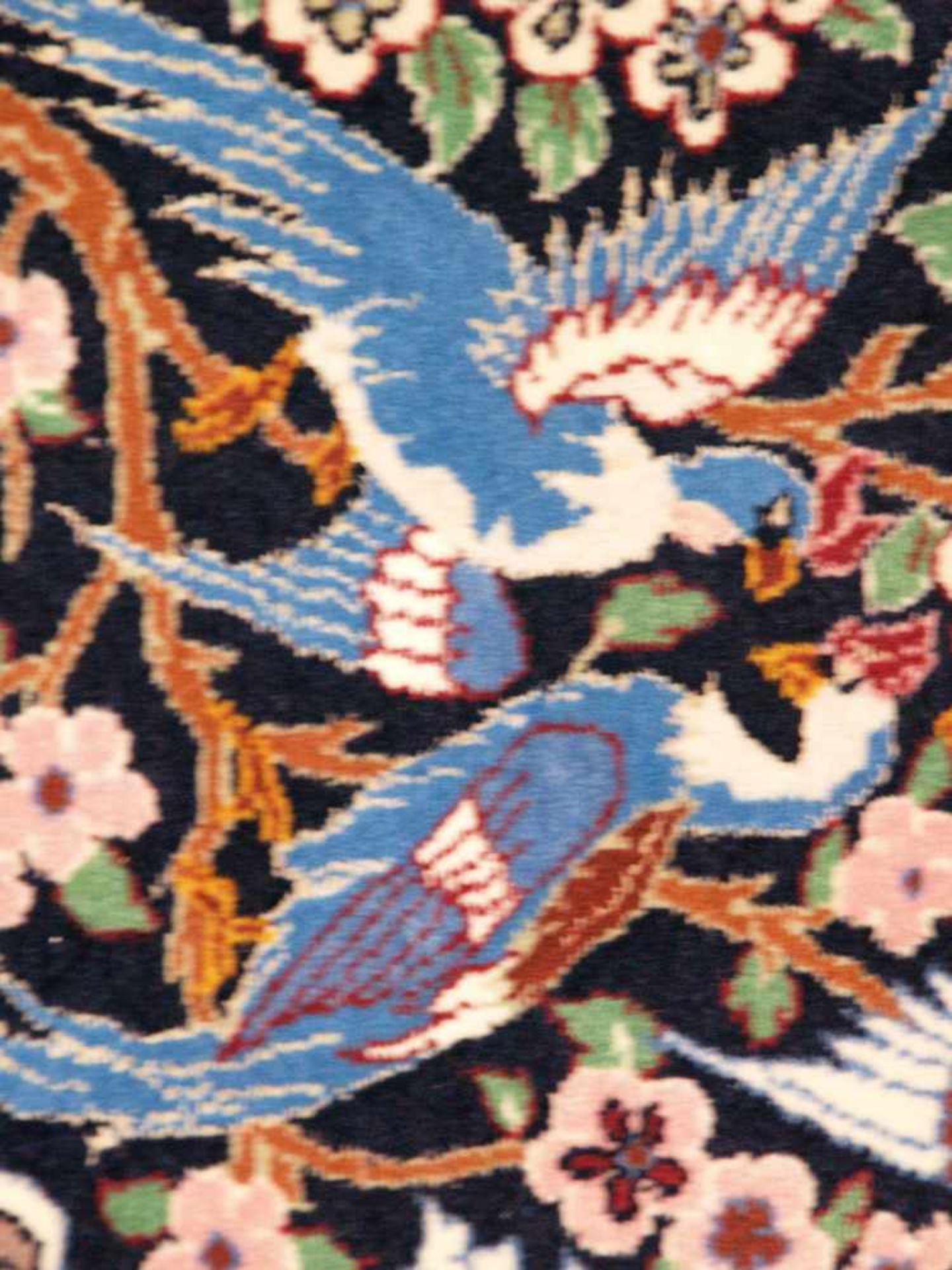 Orientteppich - Wolle und Seide, blaugrundig, zentrale florale Kartusche, gerahmt von Vögeln, - Bild 5 aus 11