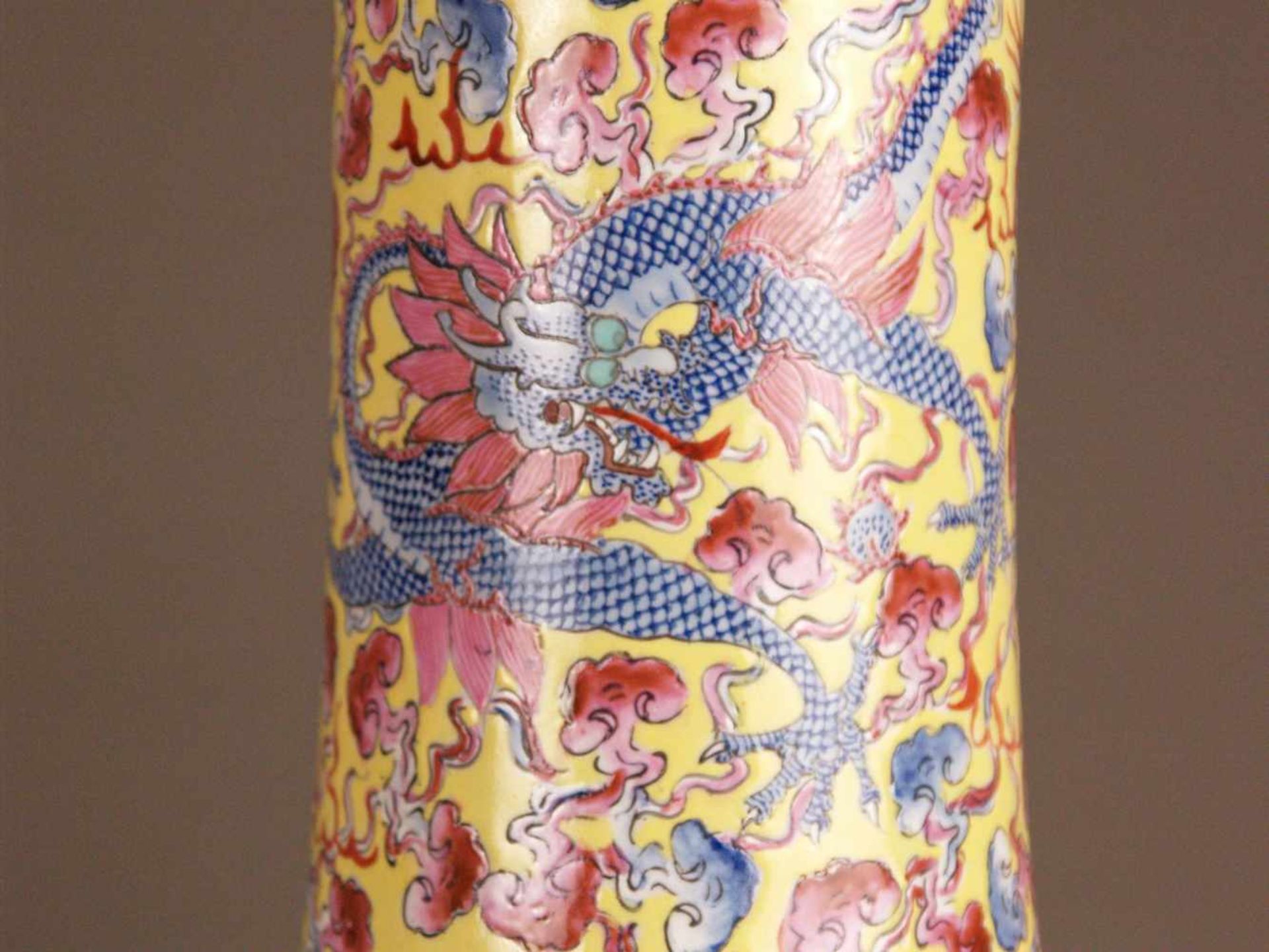 Paar Bodenvasen - China 20.Jh.,Tian qiu ping-Typus, üppiger Dekor in polychromen Emailfarben, auf - Bild 3 aus 15