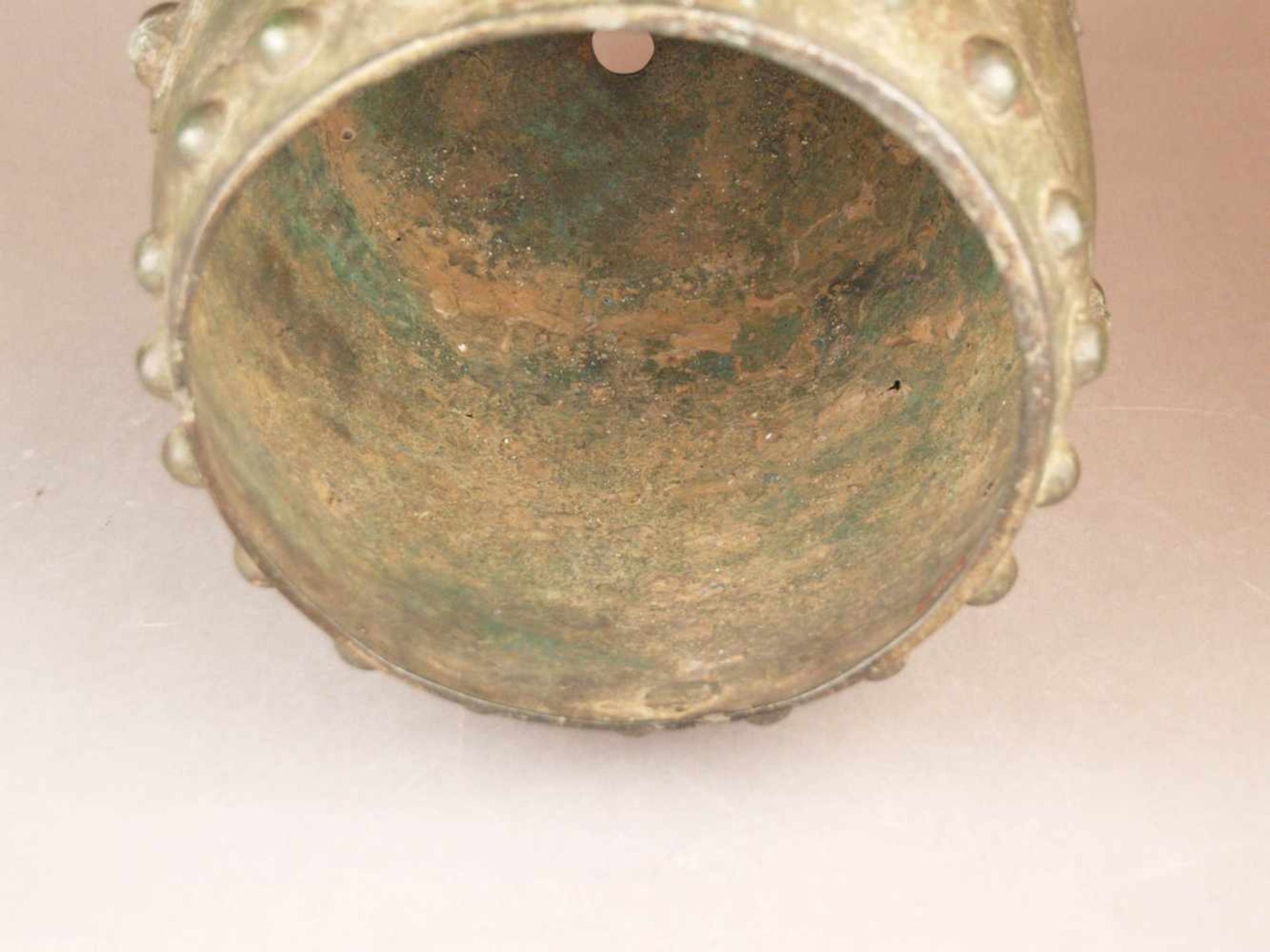 Bronzeglocke - Nordchina, 17.Jh., Bronze grün patiniert, Zylinderform mit runder Öffnung, - Bild 10 aus 10