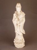 Große Songzi Blanc de Chine Guanyin - China, Dehua, nach 1900, Weißporzellan in zarter