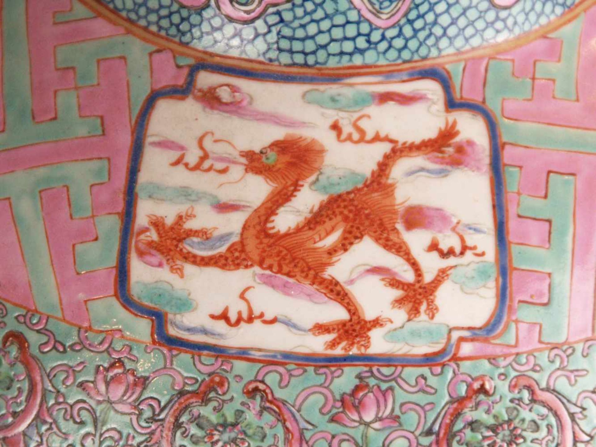 Paar Bodenvasen - China 20.Jh.,Tian qiu ping-Typus, üppiger Dekor in polychromen Emailfarben, auf - Bild 5 aus 15