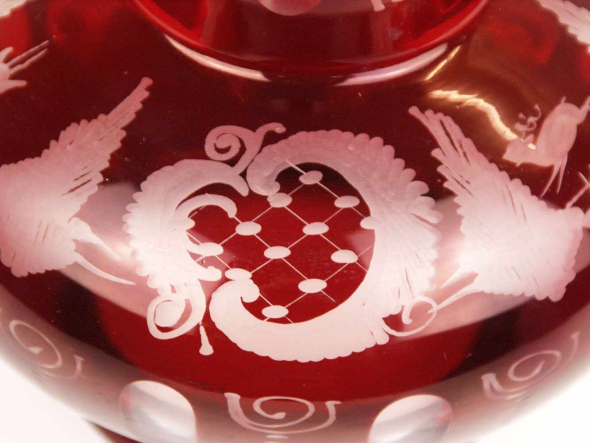 Große Glaskaraffe - Böhmen 20.Jh., farbloses Glas mit rubinrotem Überfang, Dekor geschnitten und - Bild 6 aus 10