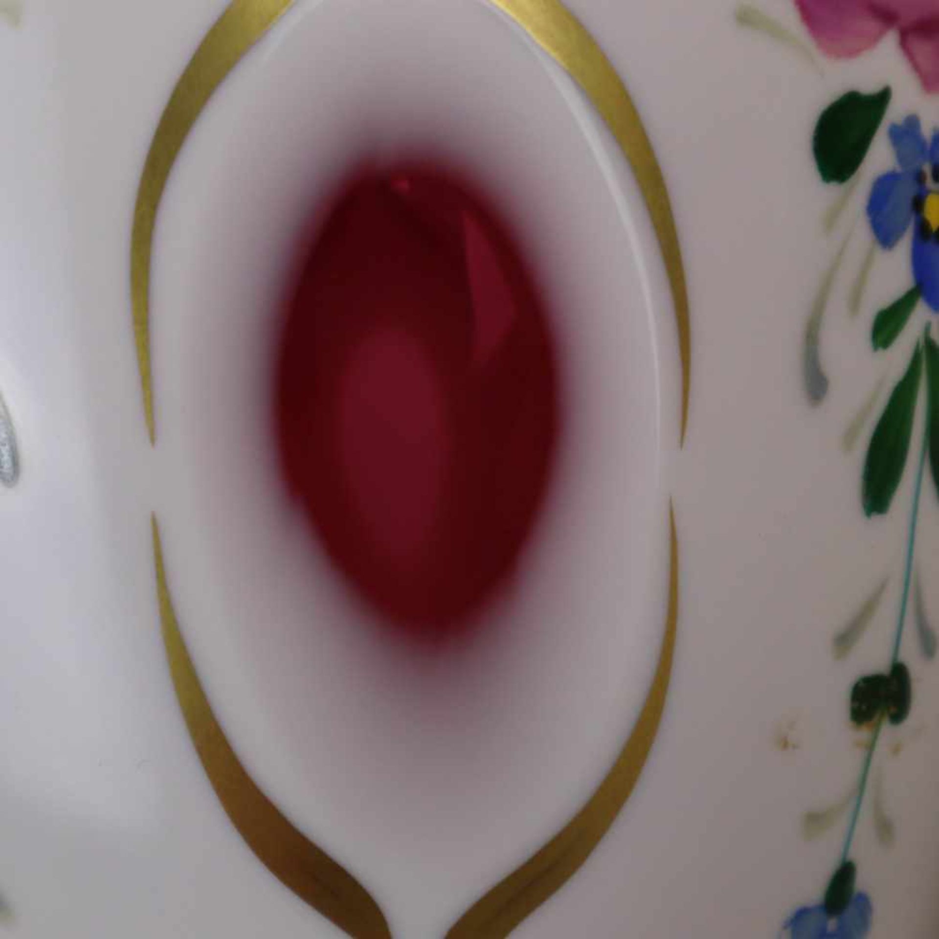 Ranftbecher/Vase - Böhmen nach 1900, rot gefärbtes Kristallglas mit Milchglasüberfang, - Bild 6 aus 7
