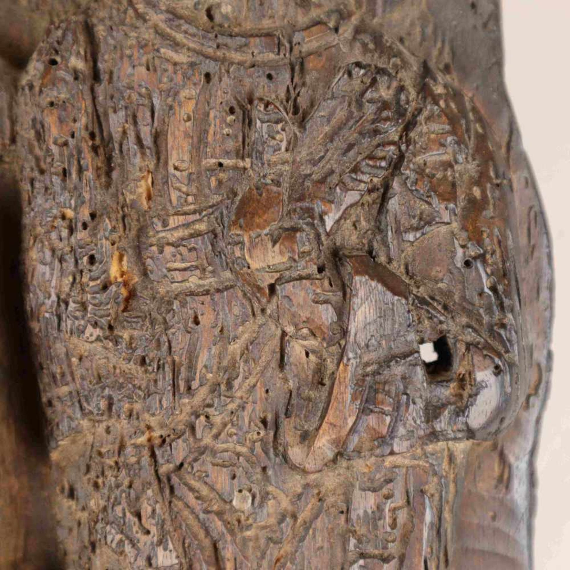 Alte Holzschnitzerei "Taufe Jesu" - hochrechteckige Holzplatte mit Relief, darauf Johannes der - Bild 6 aus 7