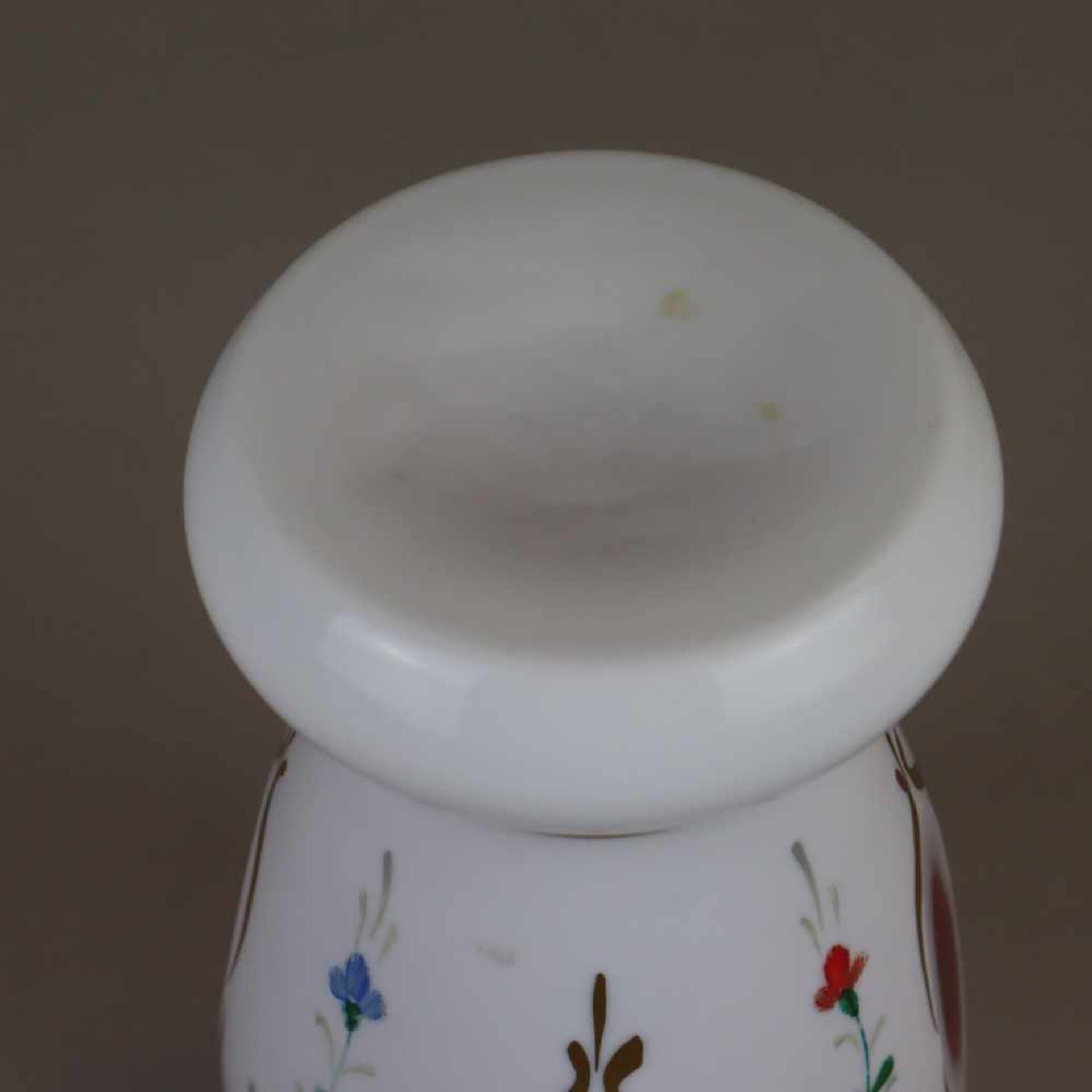 Ranftbecher/Vase - Böhmen nach 1900, rot gefärbtes Kristallglas mit Milchglasüberfang, - Bild 7 aus 7