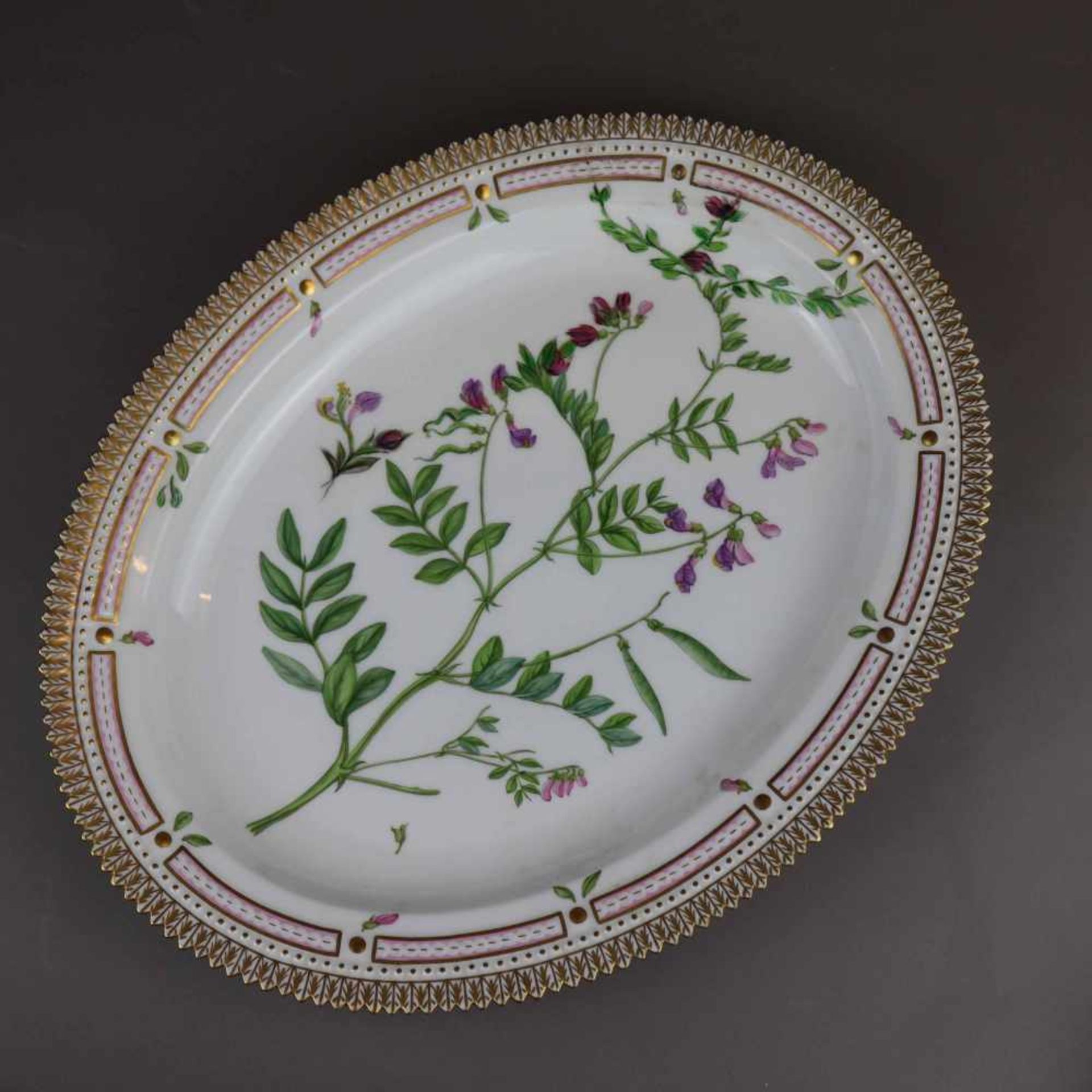 "Flora Danica"-Platte - Royal Copenhagen, Dänemark, bemalt mit Pflanzenmotiv, aufwändig