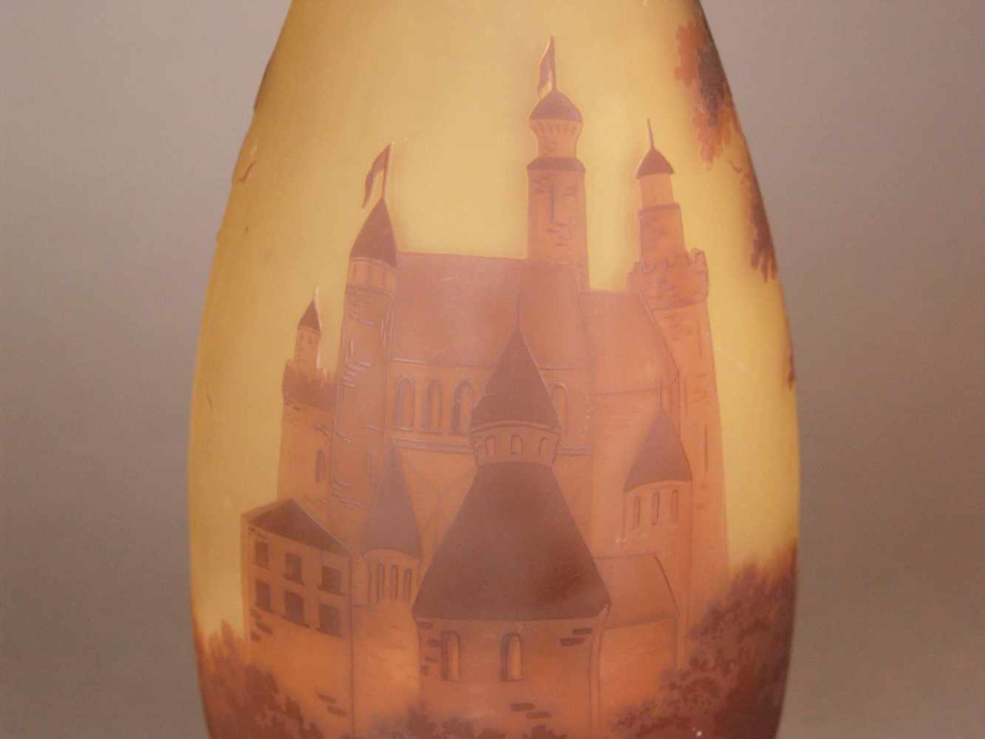 Jugendstil-Vase mit mittelalterlicher Burgansicht - ovoide Form, farbloses Glas, rotbraun - Bild 4 aus 8