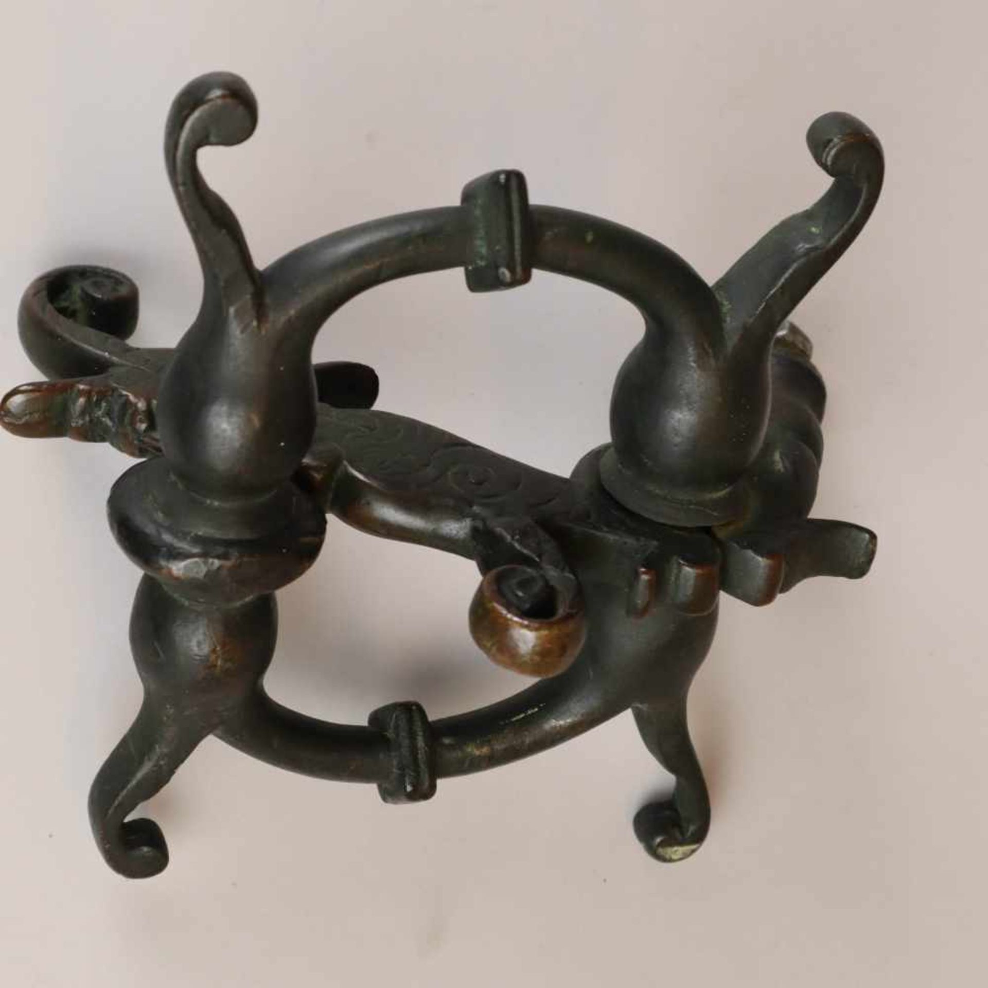 Türklopfer - Bronze, gegossen, dunkel patiniert, Dekor mit antropomorpher Figur und Voluten, - Bild 5 aus 6