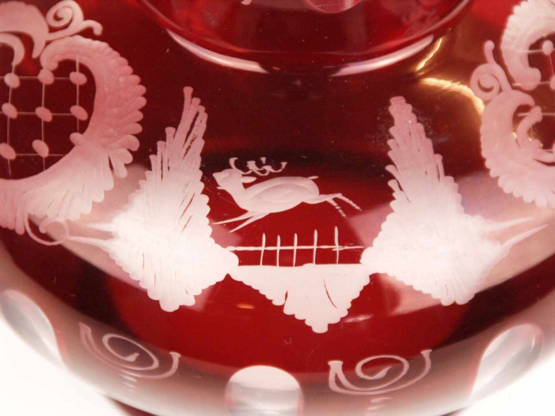 Große Glaskaraffe - Böhmen 20.Jh., farbloses Glas mit rubinrotem Überfang, Dekor geschnitten und - Bild 5 aus 10