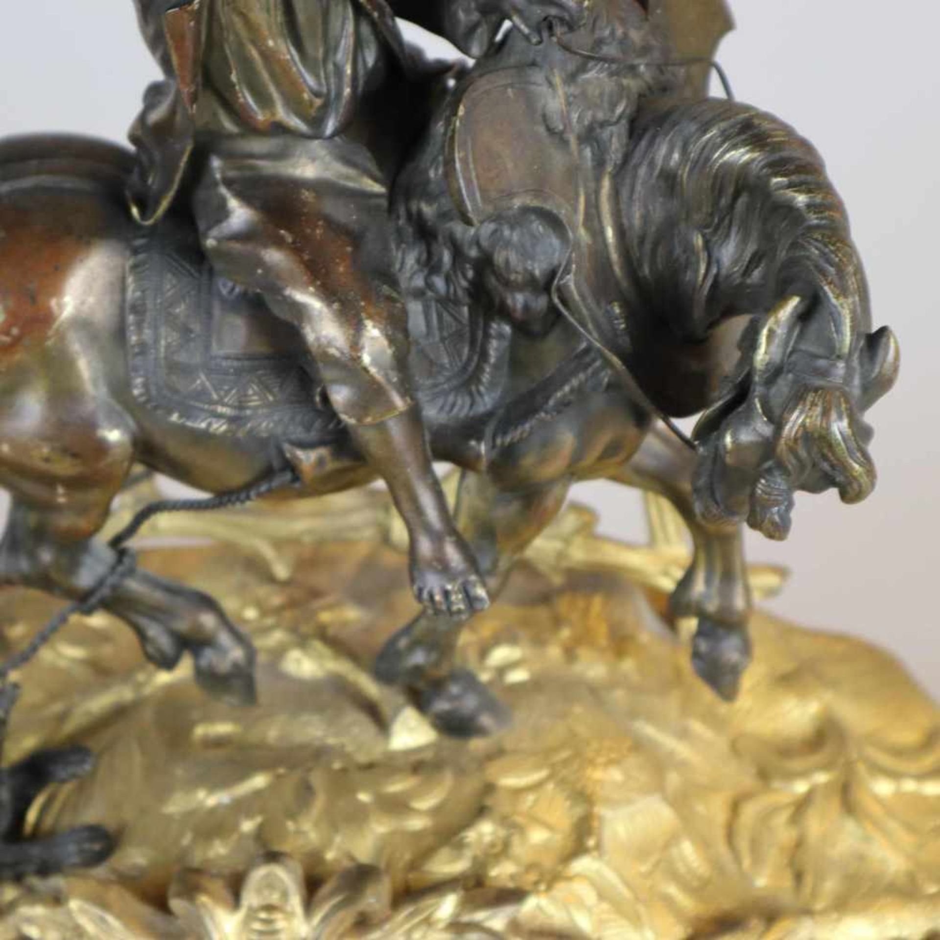 Figürliche Kaminuhr - 19. Jh., Bronze größtenteils vergoldet, reich verziertes geschwungen - Bild 5 aus 16