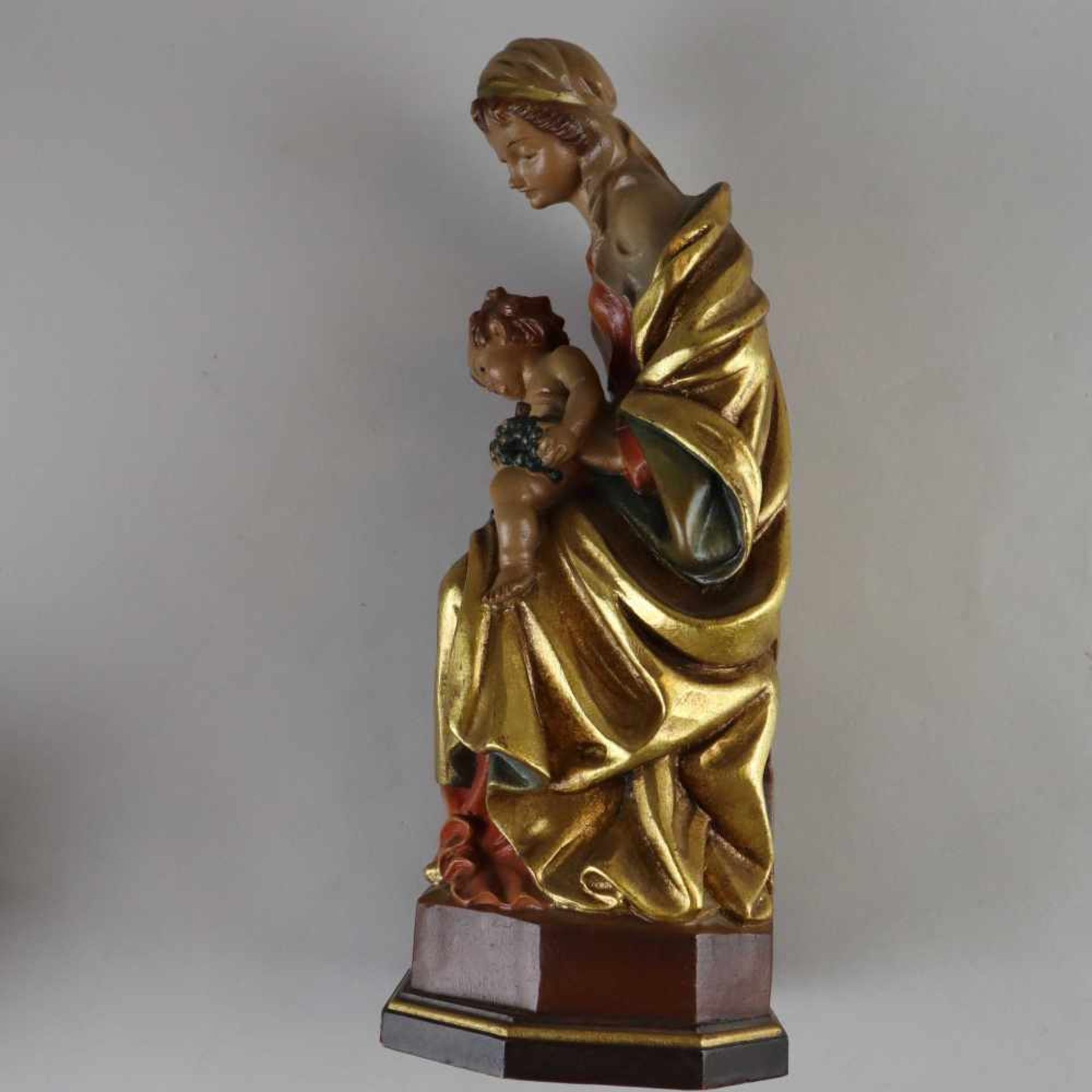 Thronende Madonna mit Kind - Südtirol 20. Jahrhundert, Holz, vollrund geschnitzt, polychrom und gold - Bild 7 aus 8