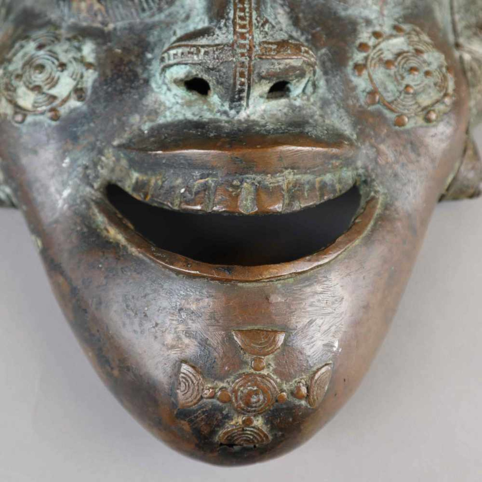 Alte Bronzemaske - Bronze grün patiniert, längliche Maske mit Hörnern, Gesicht mit geöffnetem - Bild 4 aus 7